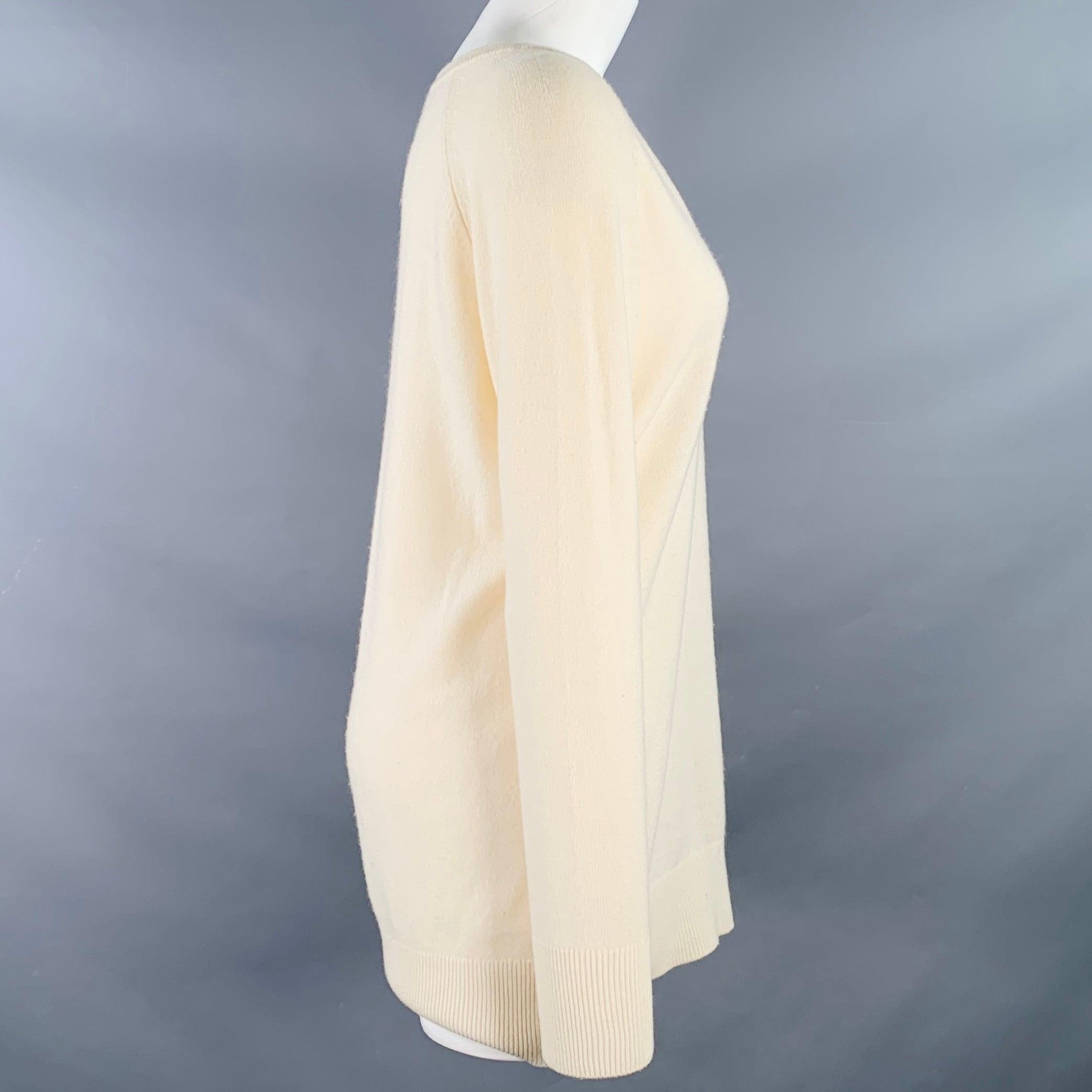 EQUIPMENT pullover
in a cream cashmere knit featuring an oversized fit, long sleeves, and V-neck.Very Good Pre-Owned Condition. Minor pilling and minor mark on front. 

Marked:   S 

Measurements: 
 
Shoulder: 16 inches Bust: 31 inches Sleeve: 27