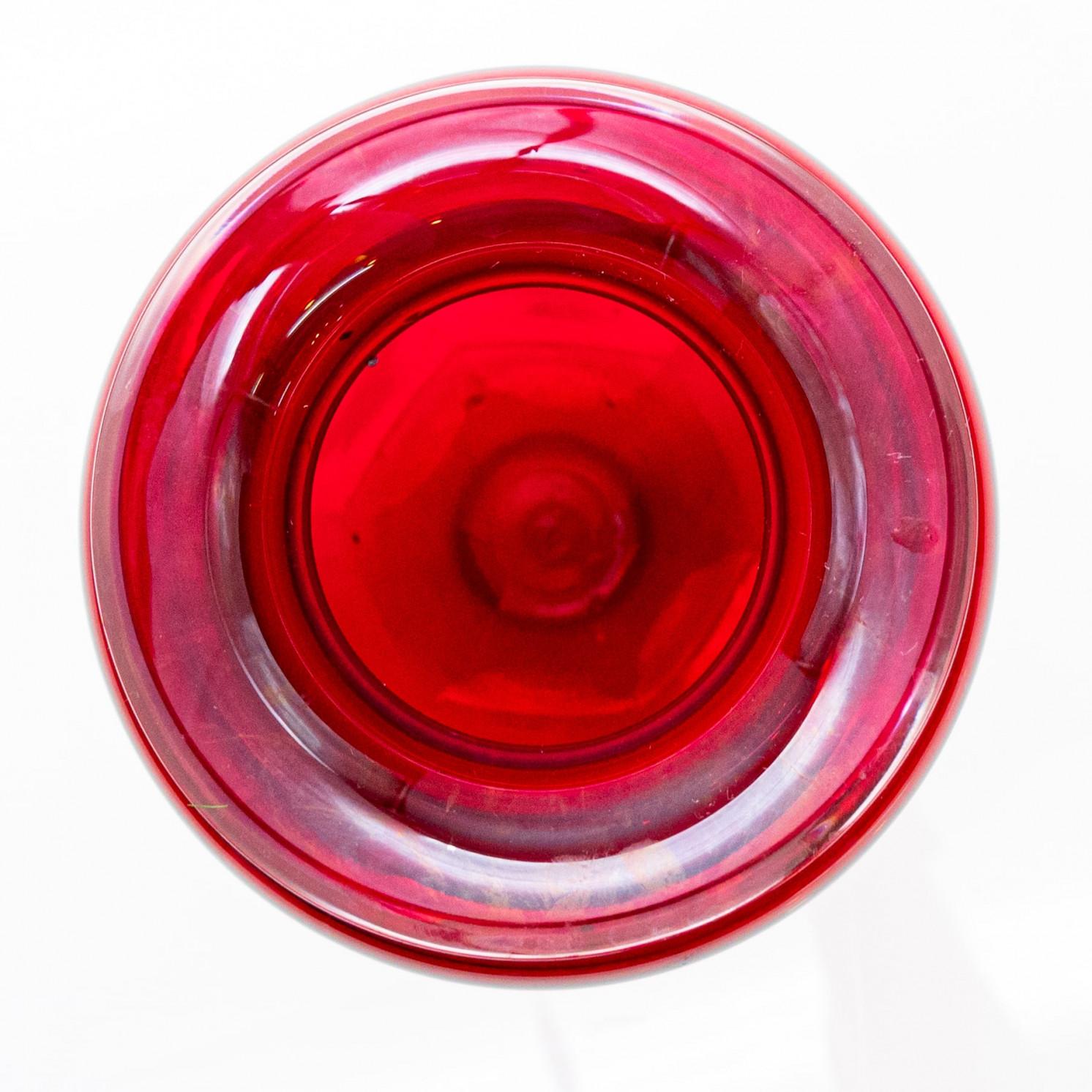 Equise Baccarat-Vase, tiefroter Kristall, Frankreich (Sonstiges) im Angebot