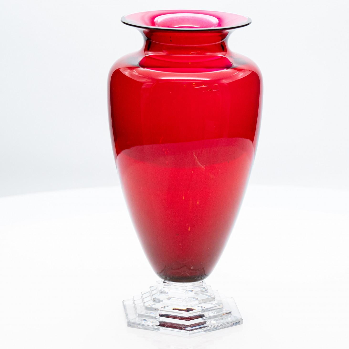 Equise Baccarat-Vase, tiefroter Kristall, Frankreich (Französisch) im Angebot