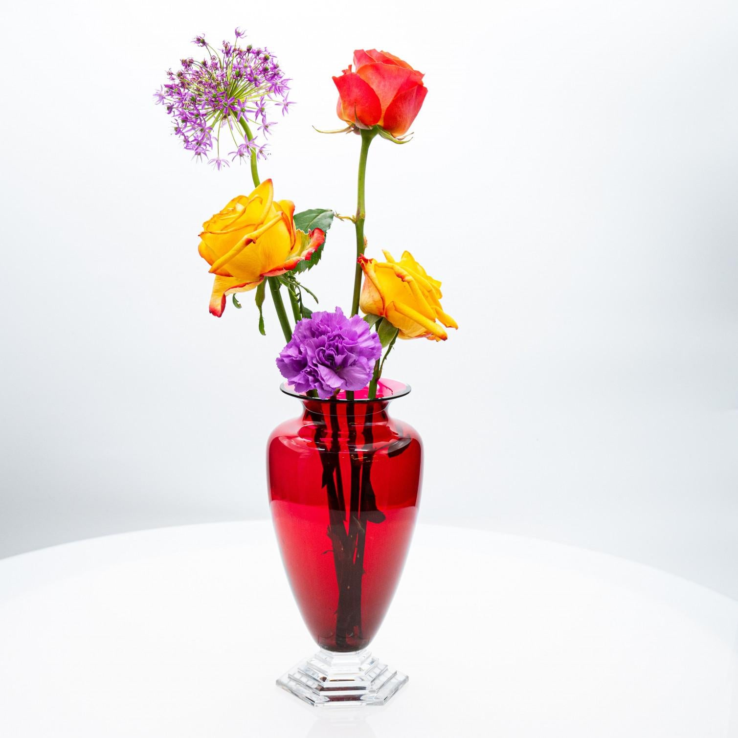 Equise Baccarat-Vase, tiefroter Kristall, Frankreich (Handgefertigt) im Angebot