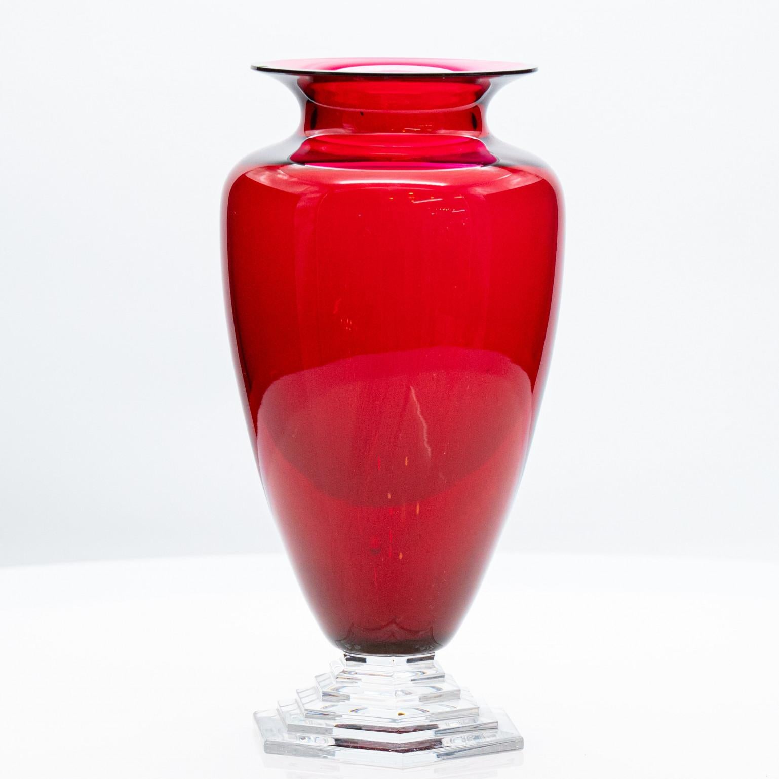 Equise Baccarat-Vase, tiefroter Kristall, Frankreich im Zustand „Starke Gebrauchsspuren“ im Angebot in Rijssen, NL
