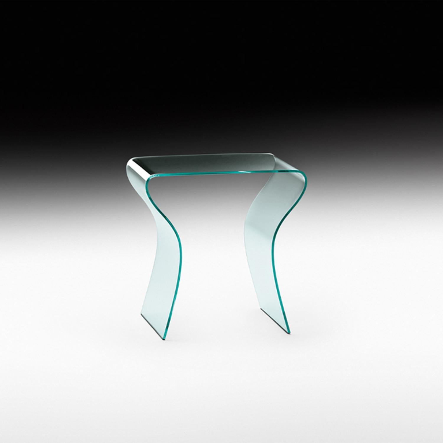 Side Table Equita is a nightable or a side table in
8 mm fused clear class. With his curved, it can support 
12 kg while the glass shelve can support 4 kg.
Also available with a frosted glass shelf under the table top,
on request. Price with frosted