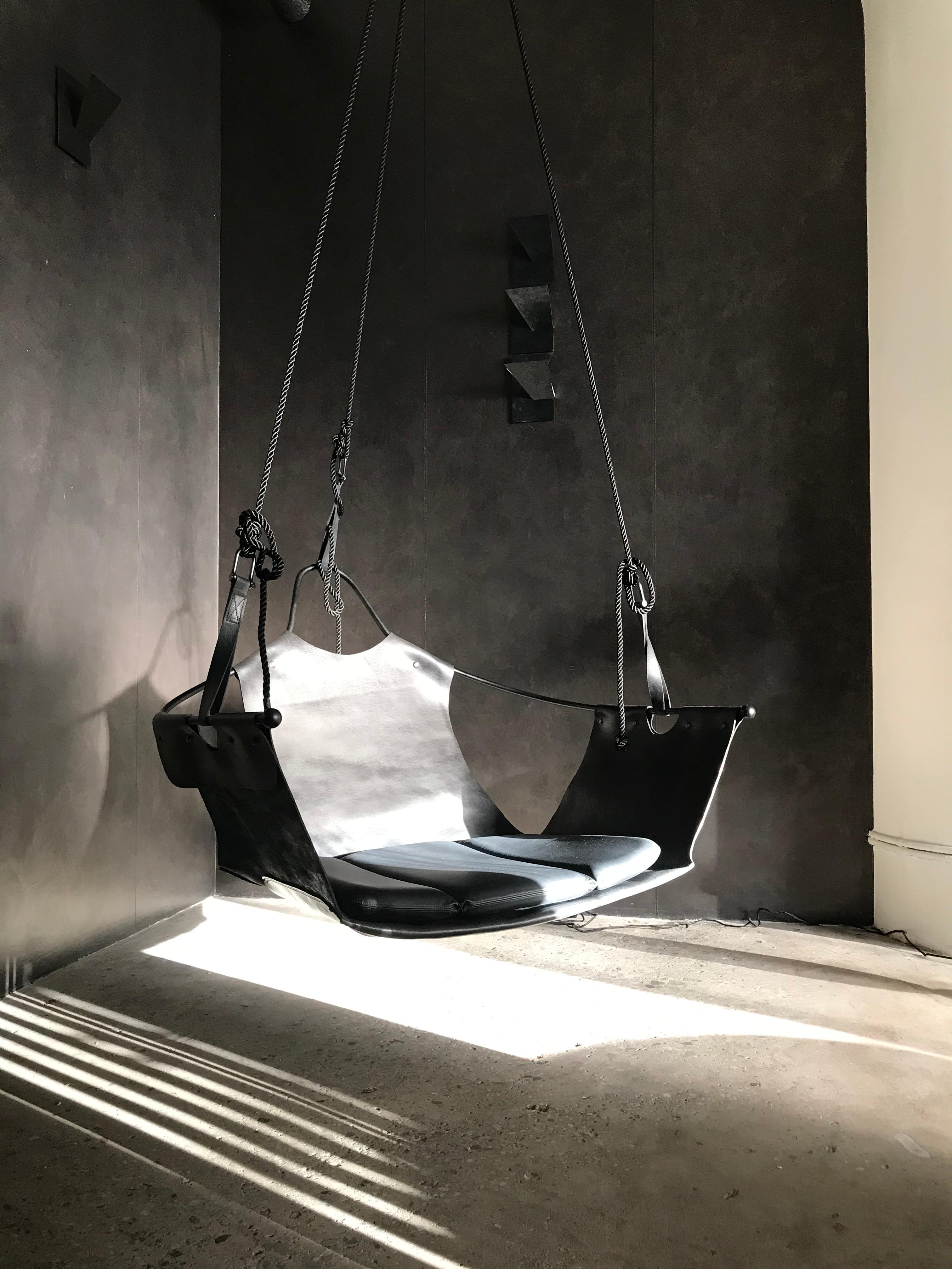 Equus Swing - strapping leather, powder coated steel & nylon rope In Excellent Condition For Sale In NEW YORK, NY