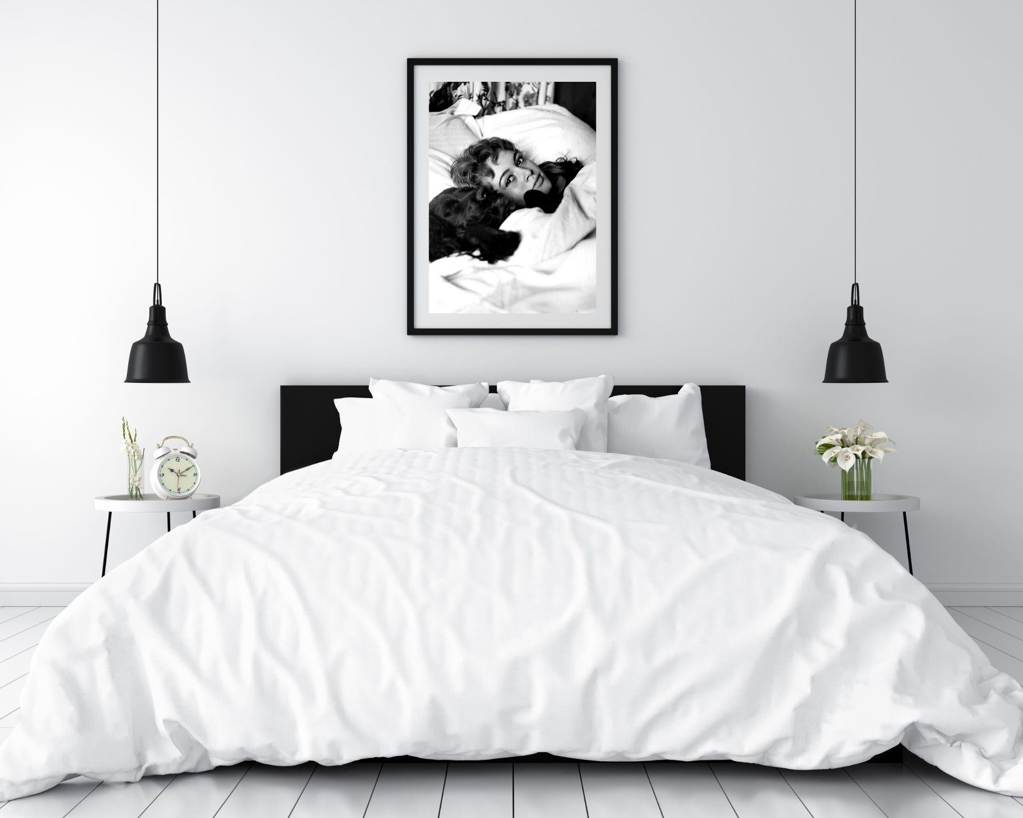 Brigitte Bardot im Bett mit Hund – Photograph von ER Richee