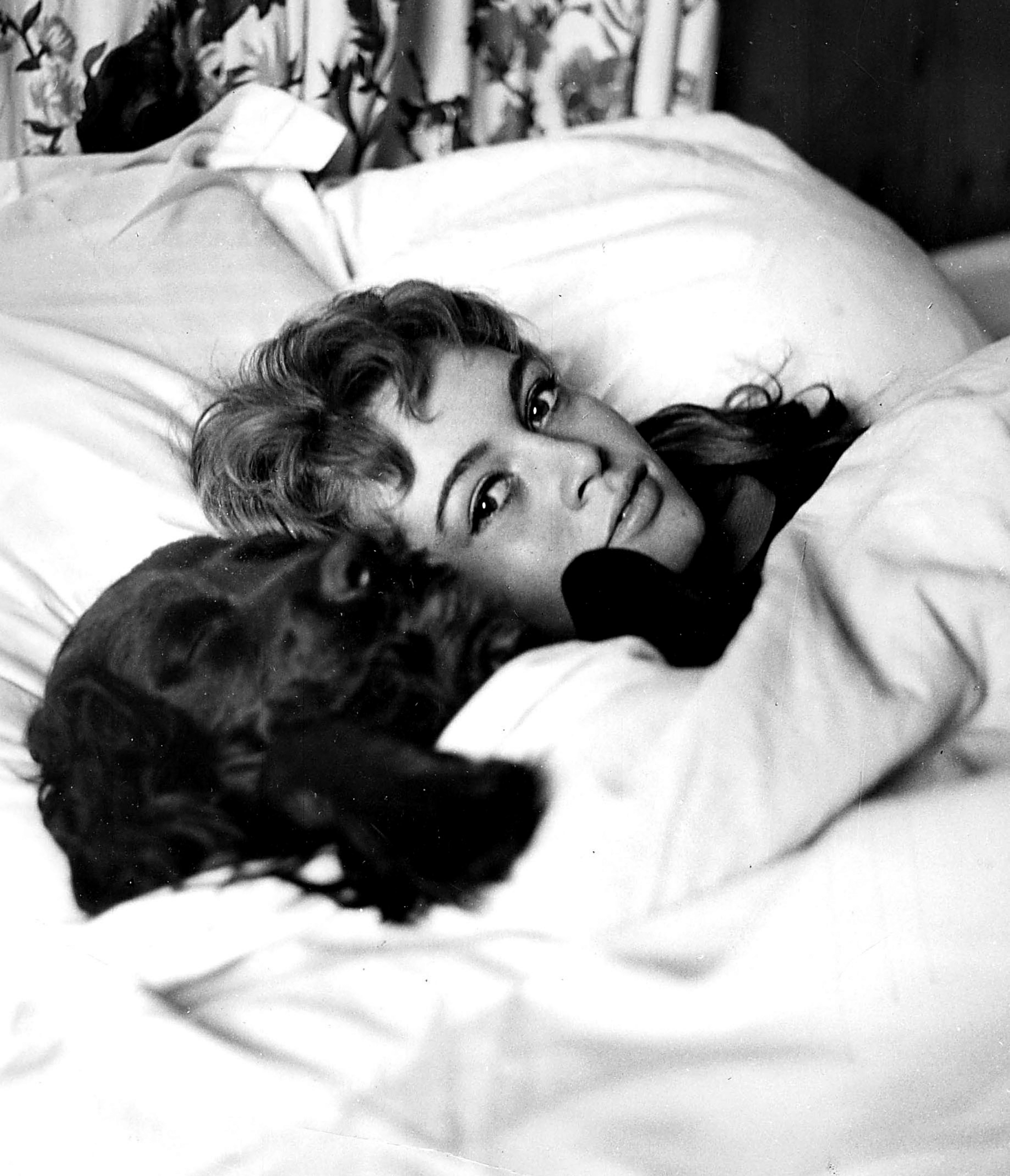 ER Richee Black and White Photograph – Brigitte Bardot im Bett mit Hund