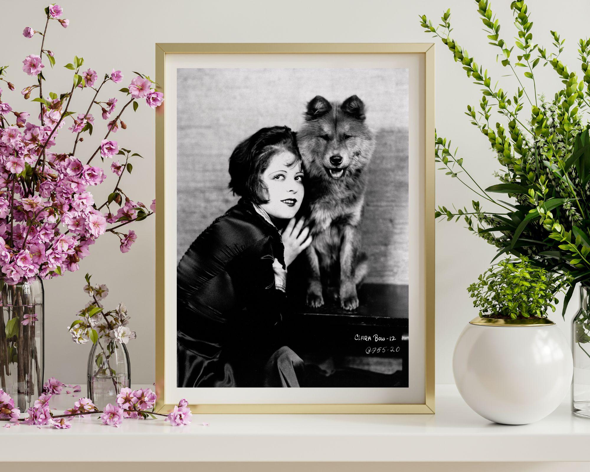 Clara Bow in posa con il cane - Photograph di ER Richee