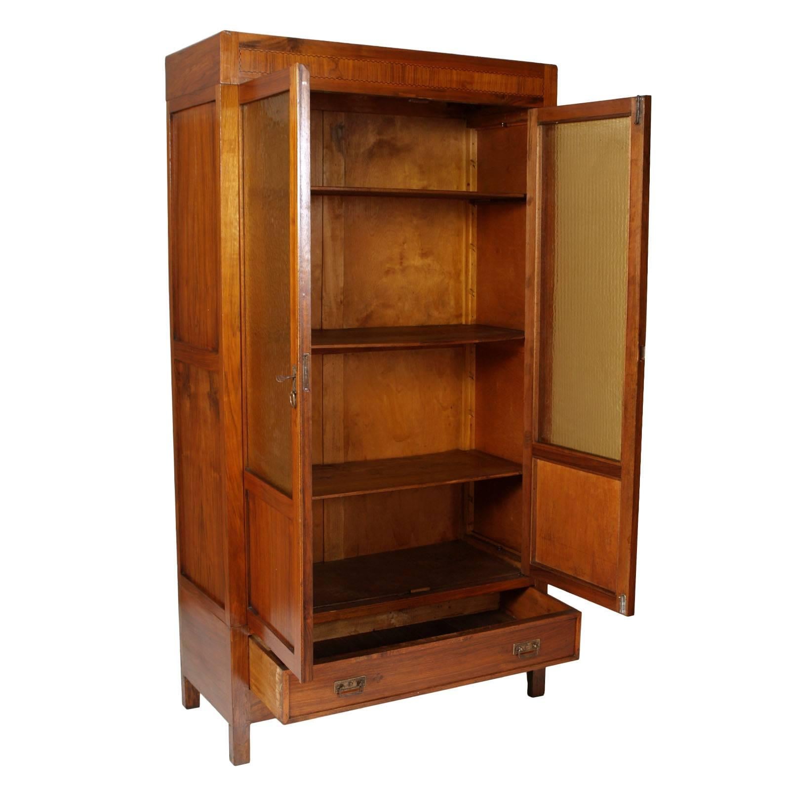 Italian bookcase cabinet with drawer in solid blond walnut restored and polished to wax, circa 1900.
Upper front decorated with inlay
Amber colored printed glass. Excellent conditions and patina. Original handles in cast bronze.

Measures cm: H 200,