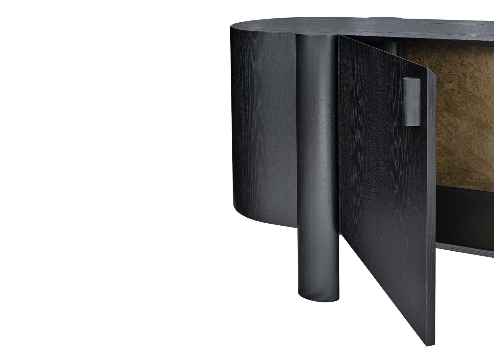 Turc Crédence moderne du 21e siècle, noire, bois, patiné, laiton, signée, époque unique en vente