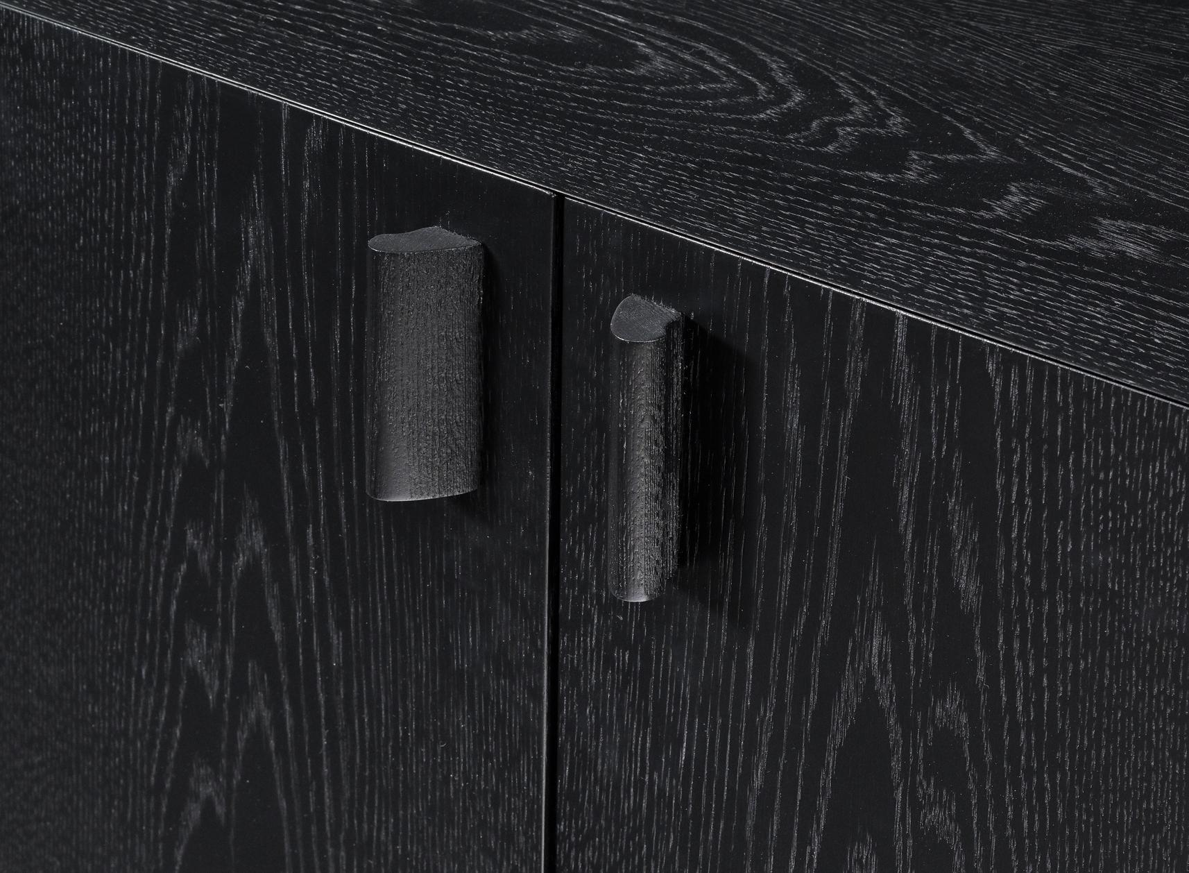 Brossé Crédence moderne du 21e siècle, noire, bois, patiné, laiton, signée, époque unique en vente