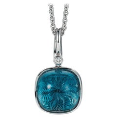 Pendentif carré guilloché en or blanc 18 carats avec diamants 0,04 carat et topaze bleue