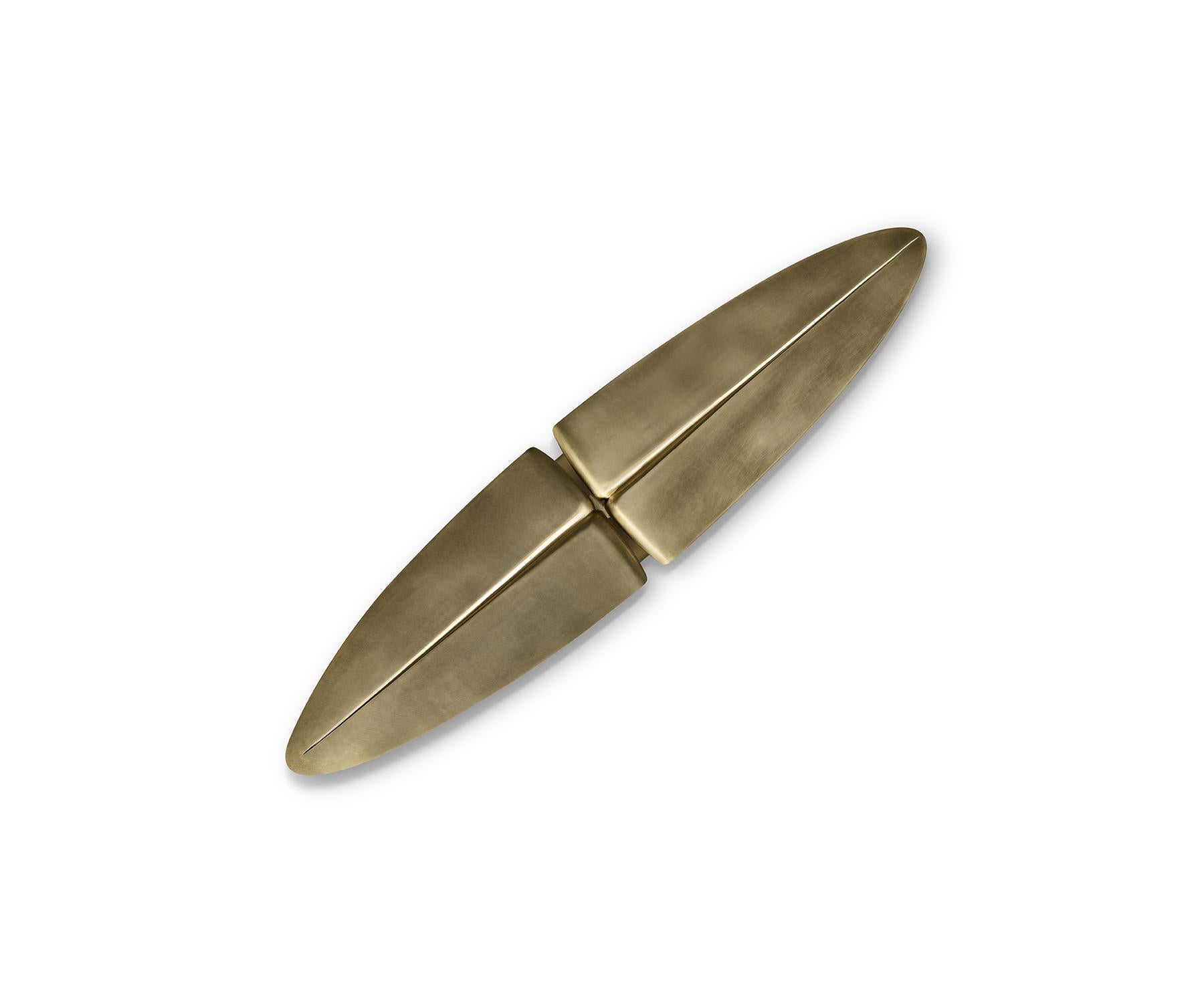 The Eran Console is cast entirely in solid brass with a hand-polished antiqued finish. Its sculptural form is built around a central pivot column and dual-blade top, both streamlined and asymmetric to evoke motion and lift.
Balanced on a fluid brass