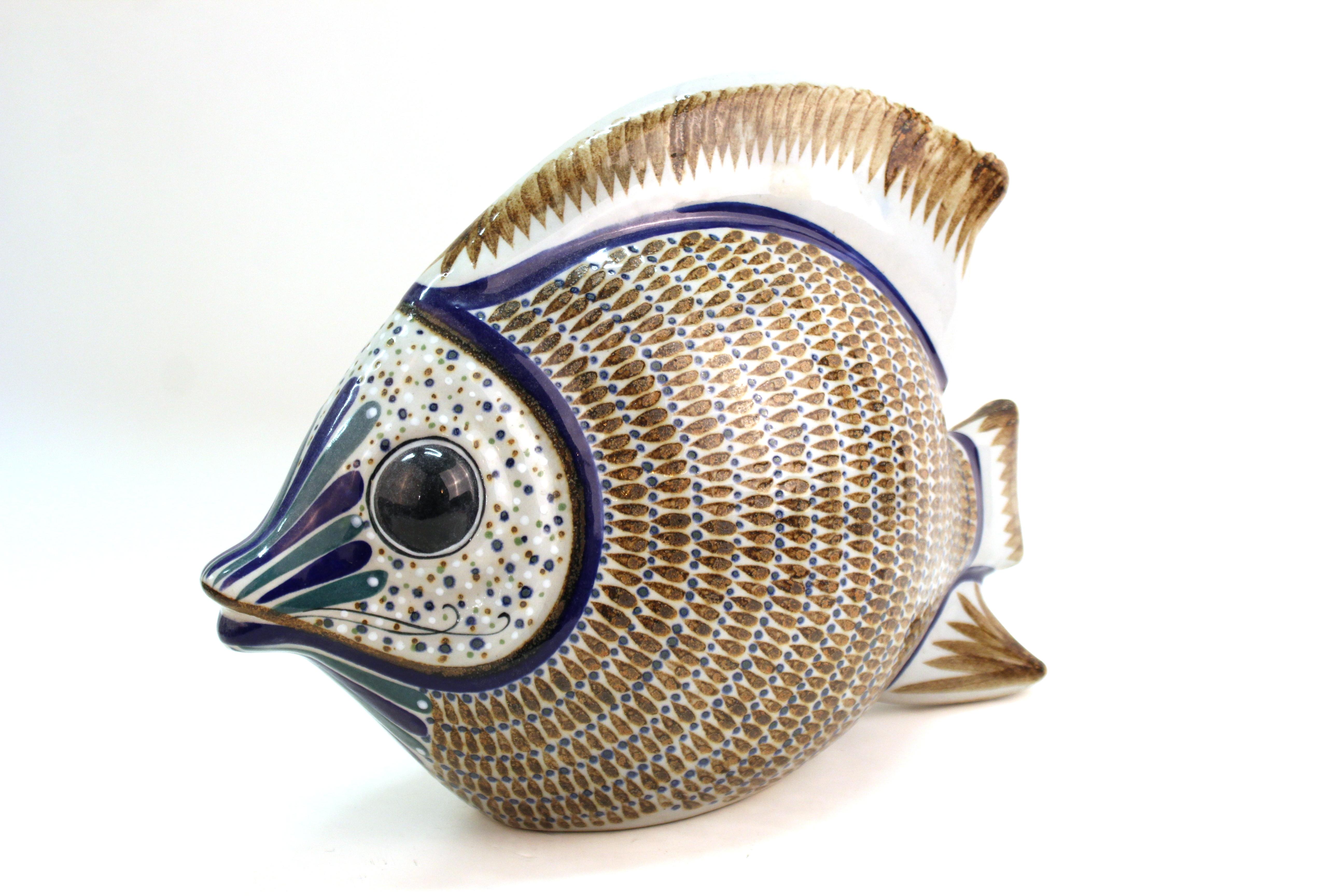 Poisson en poterie d'art populaire mexicain peint à la main:: conçu par Erandi. Cette pièce a été fabriquée dans les années 1980 au Mexique et porte une signature au dos:: sous la queue. En excellent état vintage avec une usure et une utilisation
