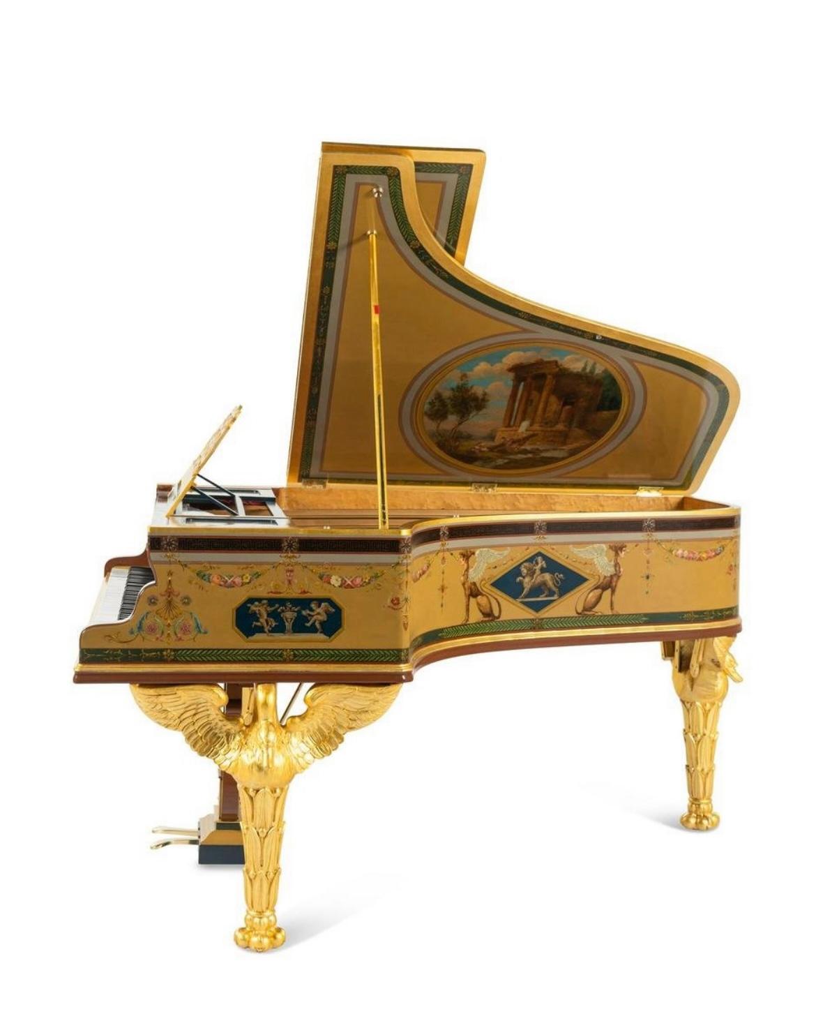 Erard 6' Art case piano à queue avec banc datant de 1920, Paris.

En 1920, cet instrument particulier a été commandé par Marthe Yerles et livré à sa boutique de vente au détail à Paris, selon les archives des pianos Erard. Elle était styliste et