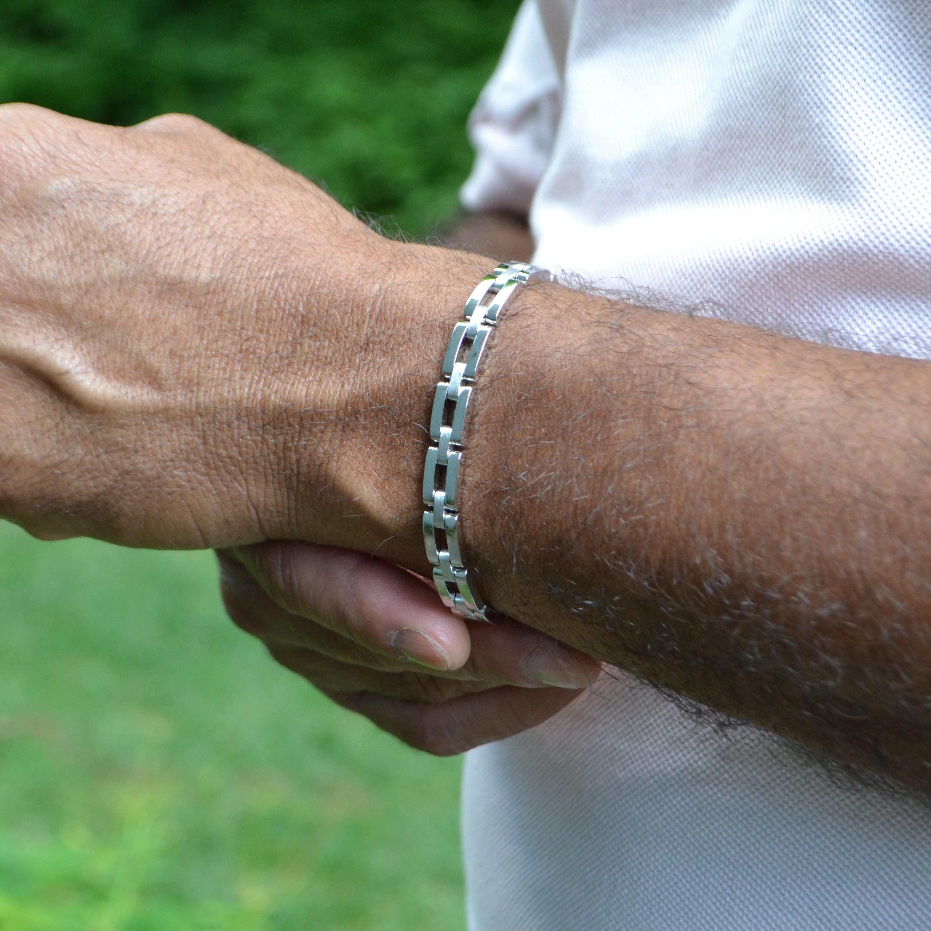 Il minimalismo moderno incontra l'eleganza senza tempo in questo straordinario bracciale a catena in oro bianco 18 carati. La silhouette pulita e geometrica delle sue maglie intrecciate è esaltata dalla lucentezza luminosa dell'oro bianco, che offre