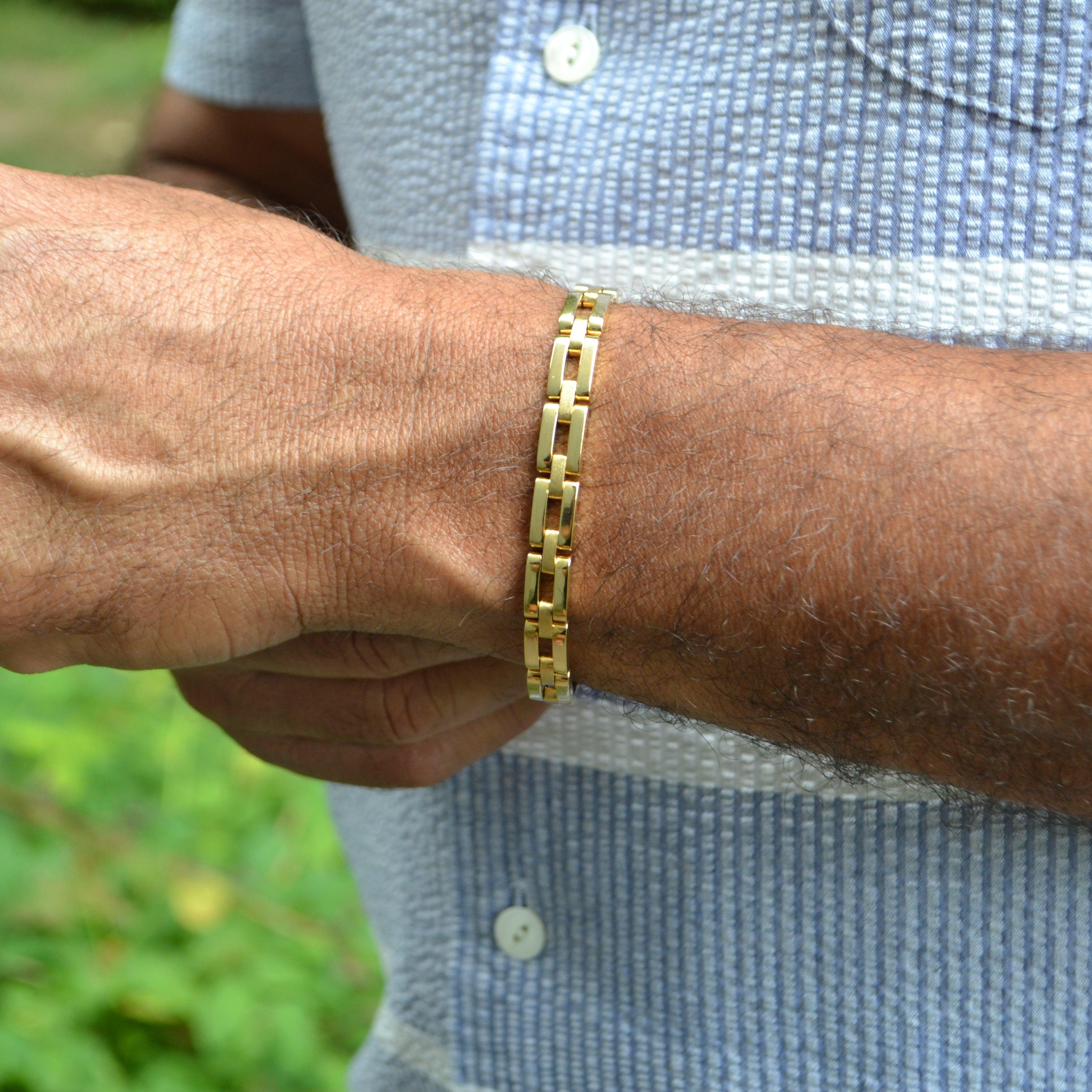 Élégant, structuré et raffiné sans effort, ce bracelet en or jaune 18 carats est un classique moderne à l'attrait intemporel. Les maillons rectangulaires entrecroisés sont fabriqués avec précision pour une sensation de fluidité et de continuité au