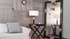 Specchio da terra Erasmo in Horn scuro e legno laccato nero lucido di Arcahorn