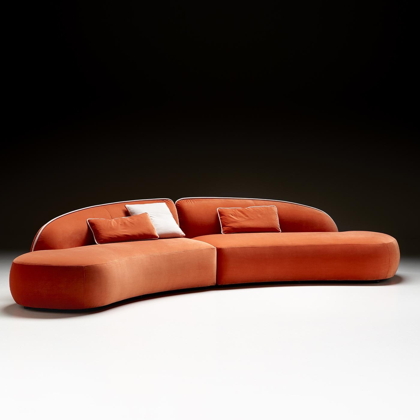 A modular sofa with enveloping and sinuous shapes: Erasmo is a perfect synthesis of classic and modern lines, elegantly highlighted by the creasing of the armrest that discreetly follows the composition. The softness of the fabrics welcomes the