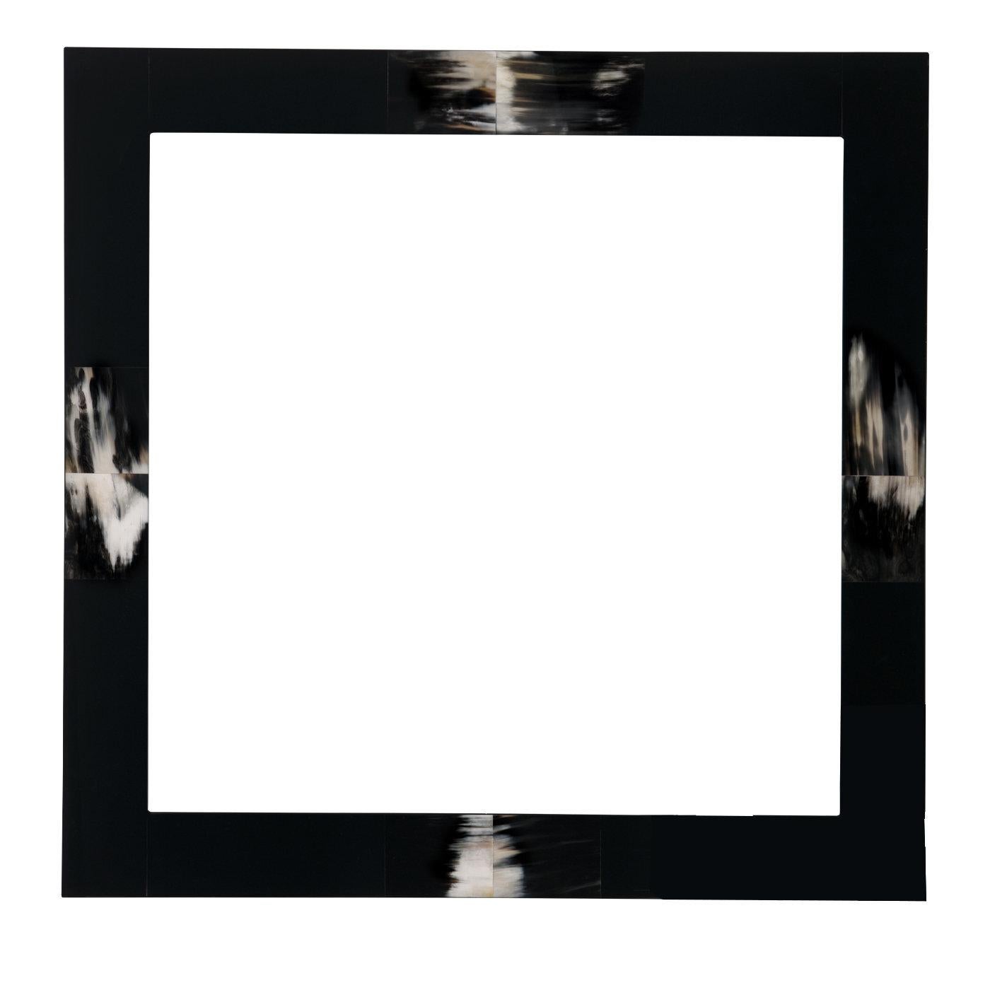 Un modo spettacolare per abbellire le pareti di qualsiasi casa moderna ed elegante: questo specchio da parete Erasmo, disegnato da Filippo Dini, presenta un legno laccato nero lucido e un corno scuro sulla cornice quadrata. Le dimensioni generose di