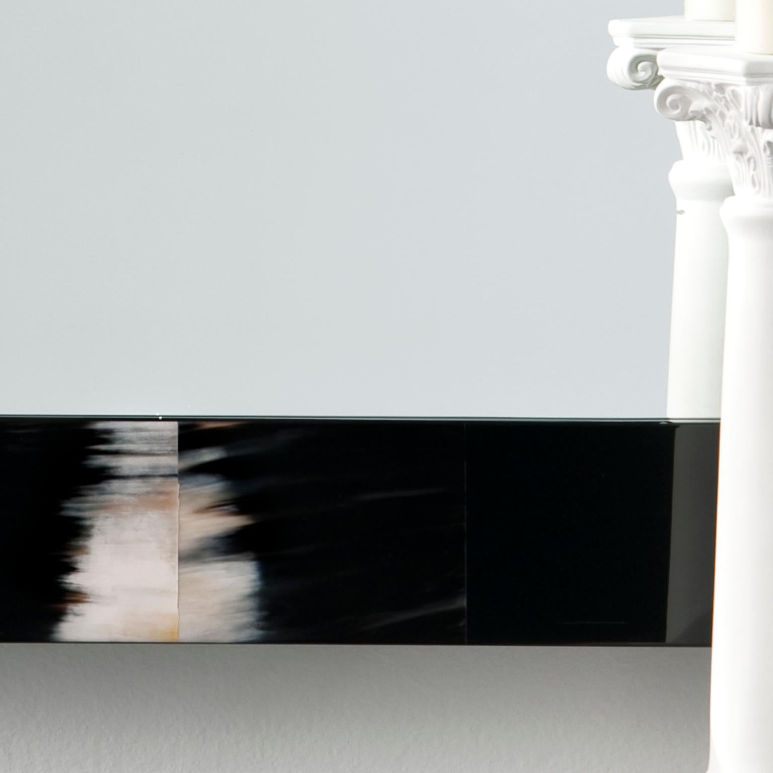 Erasmo Wall Mirror in Black Lacquered Wood with Corno Italiano Inlays, Mod. 1420 In New Condition For Sale In Recanati, Macerata