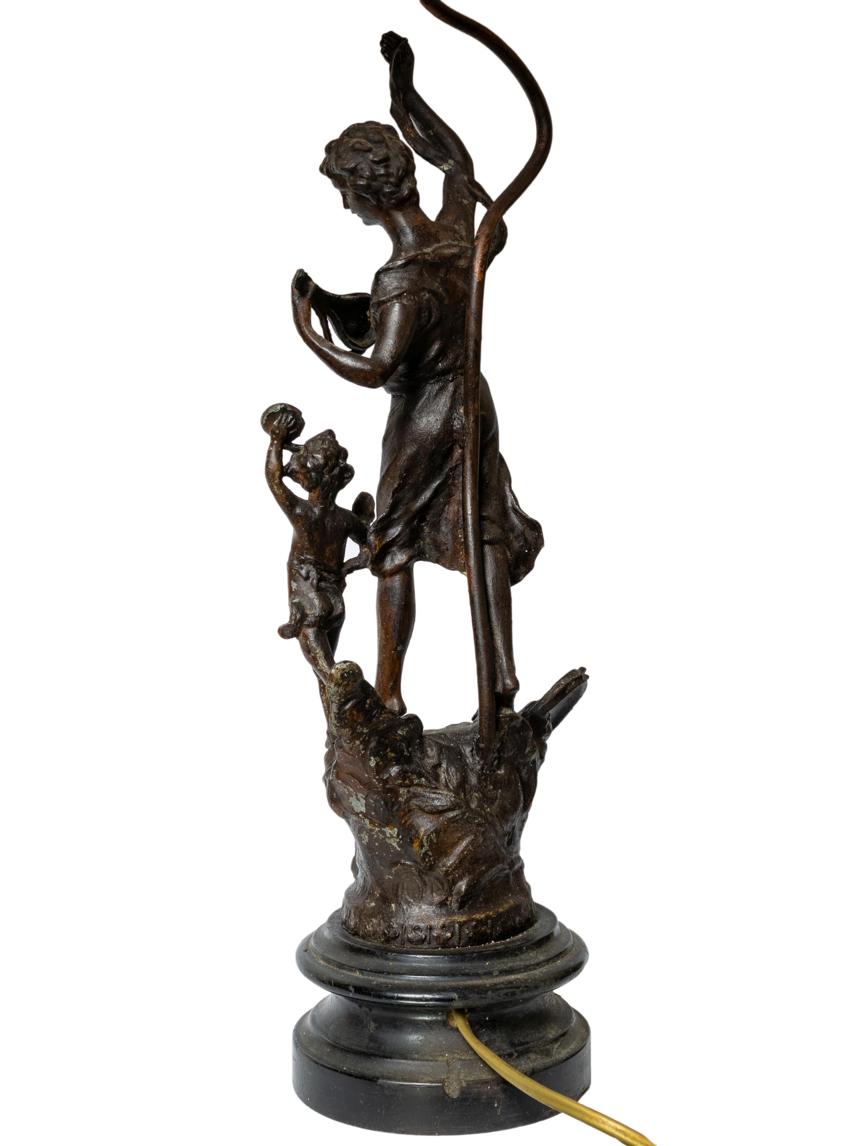 Erato Muse der Tanz-Tischlampe, Brokat, 19. Jahrhundert (Seide) im Angebot