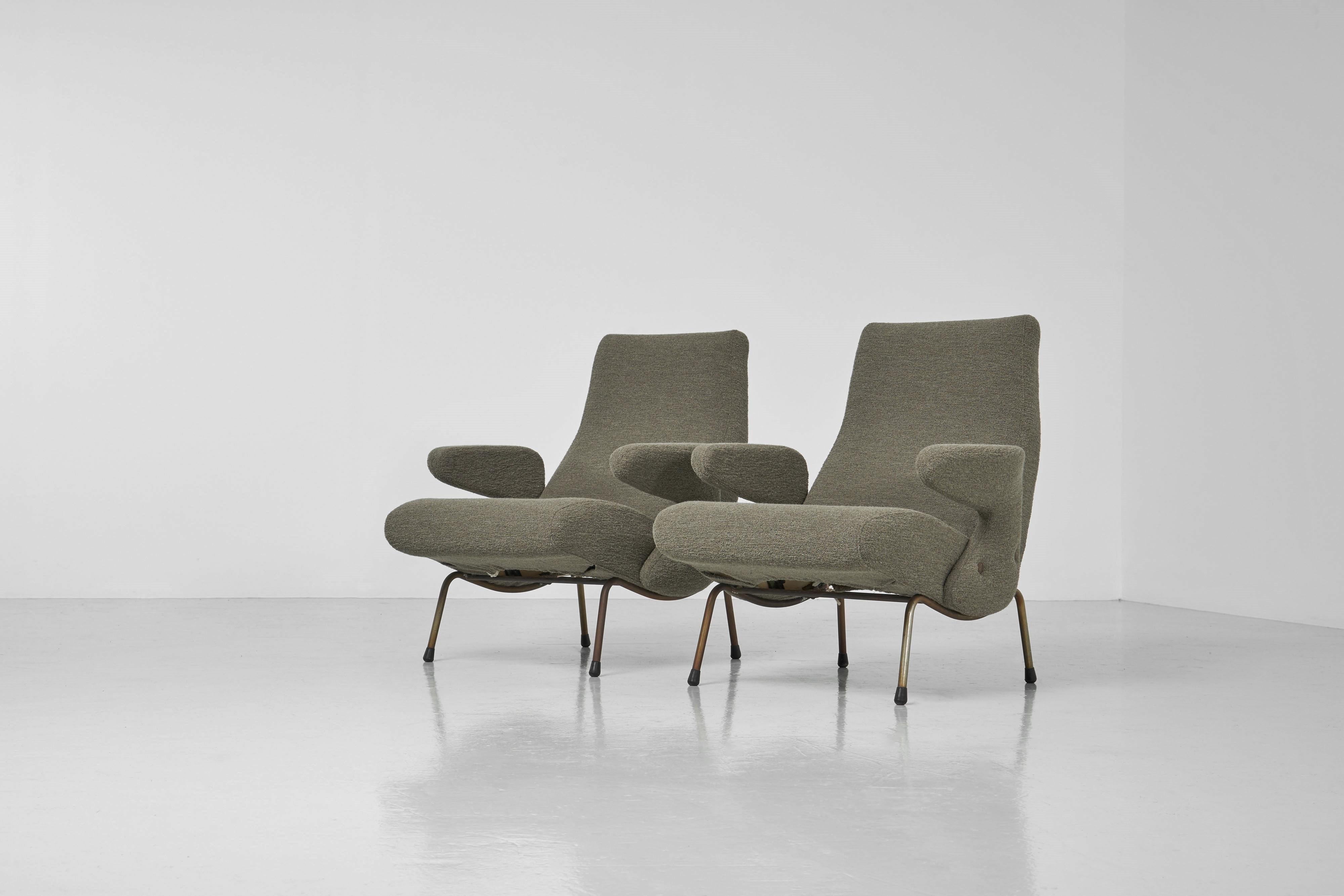 The iconic Delfino lounge chairs, designed by Erberto Carboni for Artflex in 1955, stand as iconic pieces of furniture. The original early versions of these chairs showcase beautifully patinated brass feet, retaining their original shape and charm.