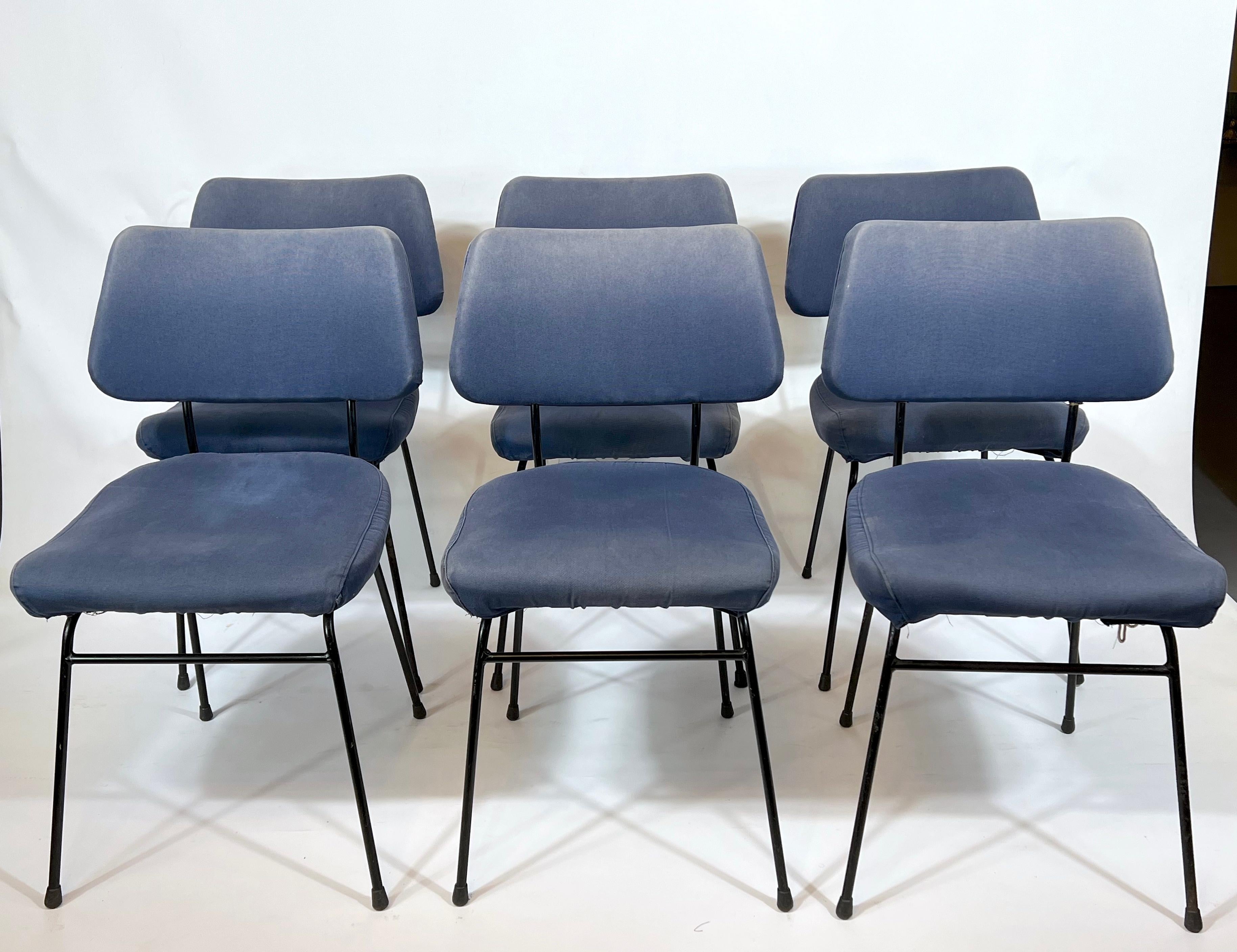 Bon état vintage avec traces d'âge et d'utilisation pour cet ensemble de 6 chaises delfino, conçues par Erberto Carboni et produites par Arflex dans les années 50. Structure métallique. Labellisé avec la marque de fabrication du métal.