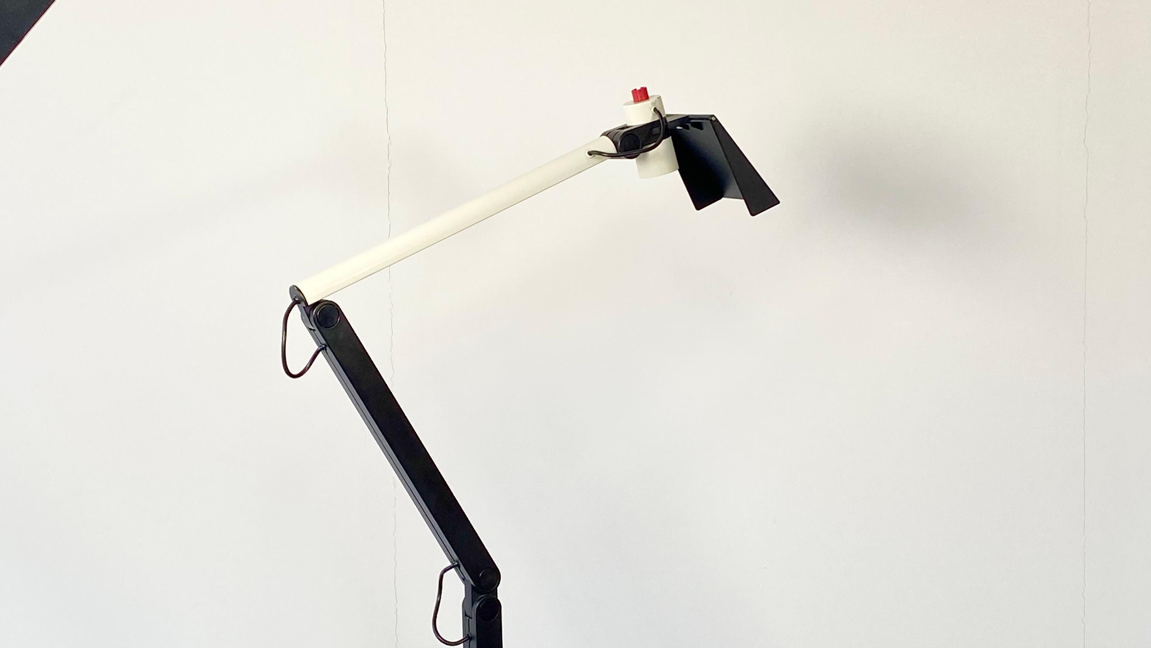 Stehlampe Erco, entworfen von Ettore Sottsass (Postmoderne) im Angebot