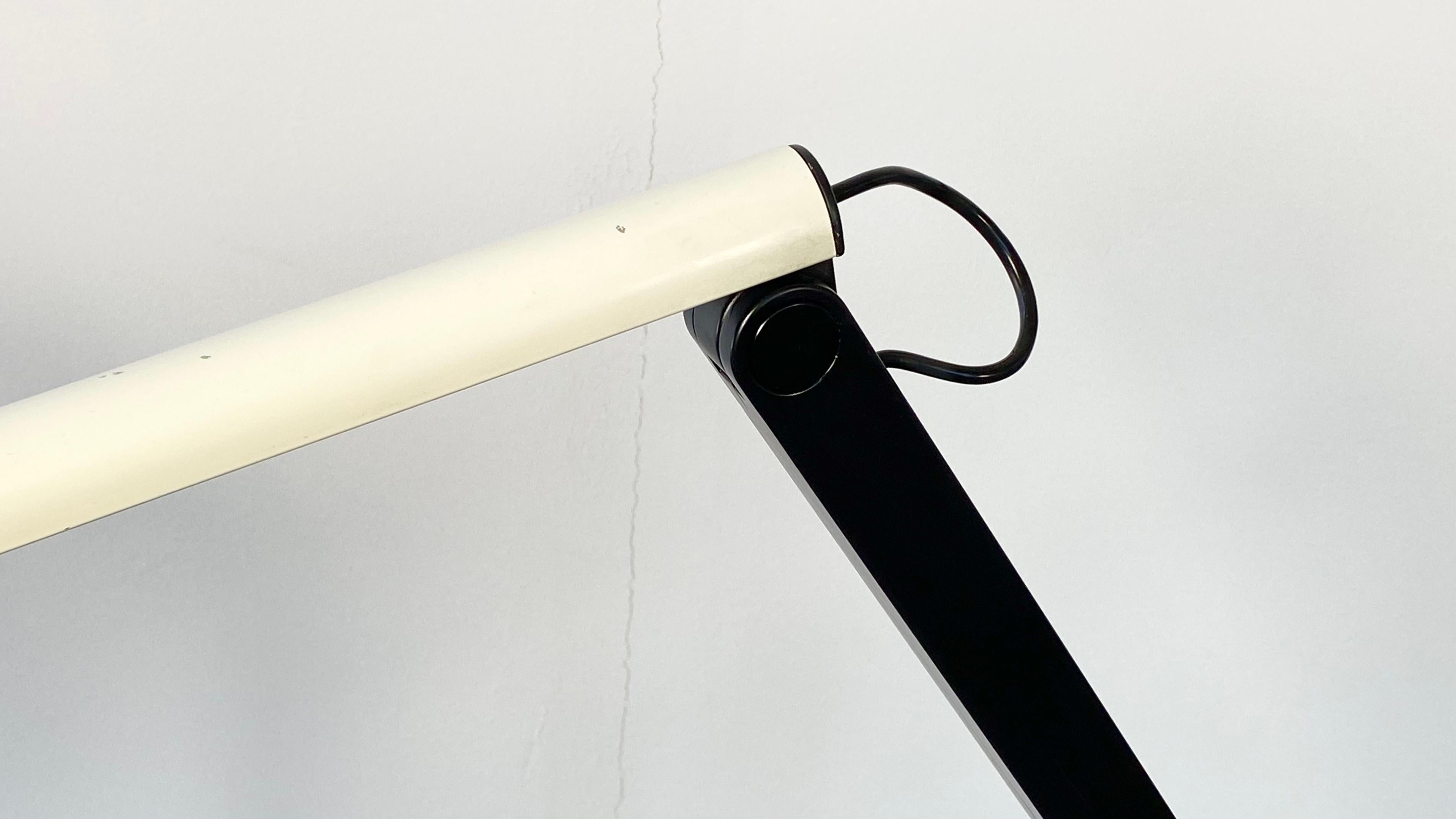 Stehlampe Erco, entworfen von Ettore Sottsass (Stahl) im Angebot