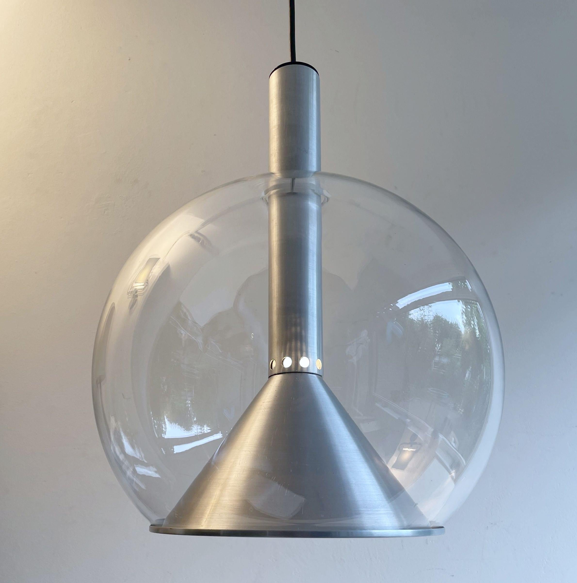 Mid-Century Modern glasschandelier made in the 1970s. Large glass orb.  Similar tot the Raak Amsterdam Globe 2000 series.

The lamp is in good condition with no chips.