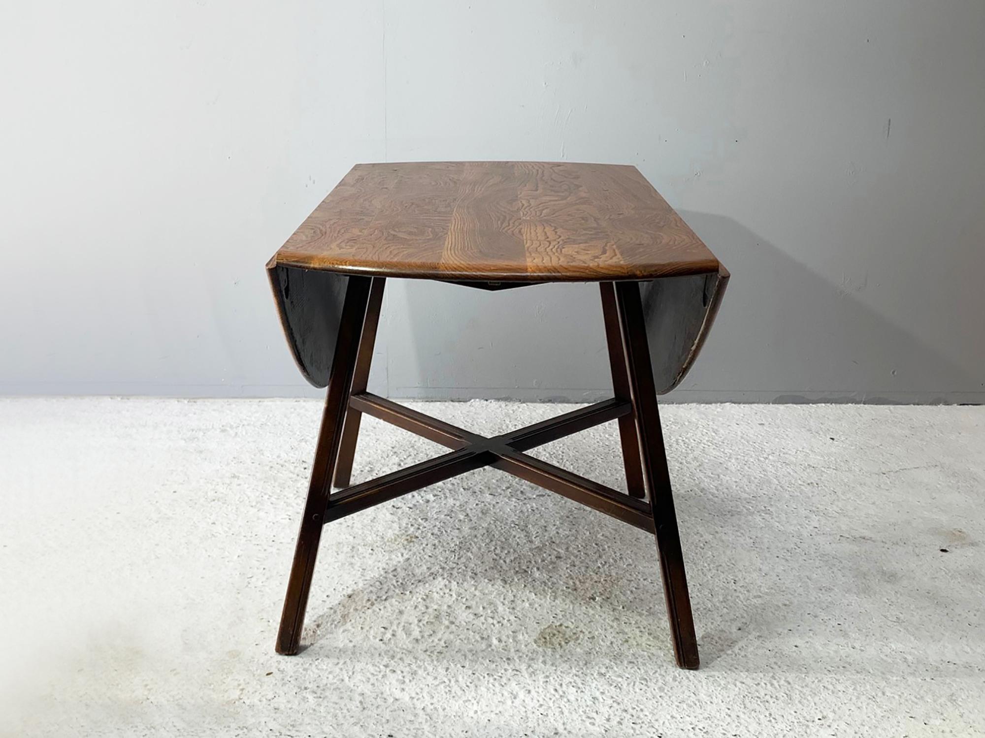 Ercol 1950’s ‘Old Colonial 377”  blue label drop leaf table In Good Condition For Sale In London, GB