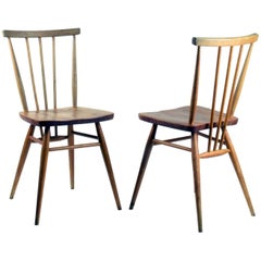 Ercol Chairs:: Paire de chaises 'Windsor' anglaises classiques du milieu du siècle:: modèle 391
