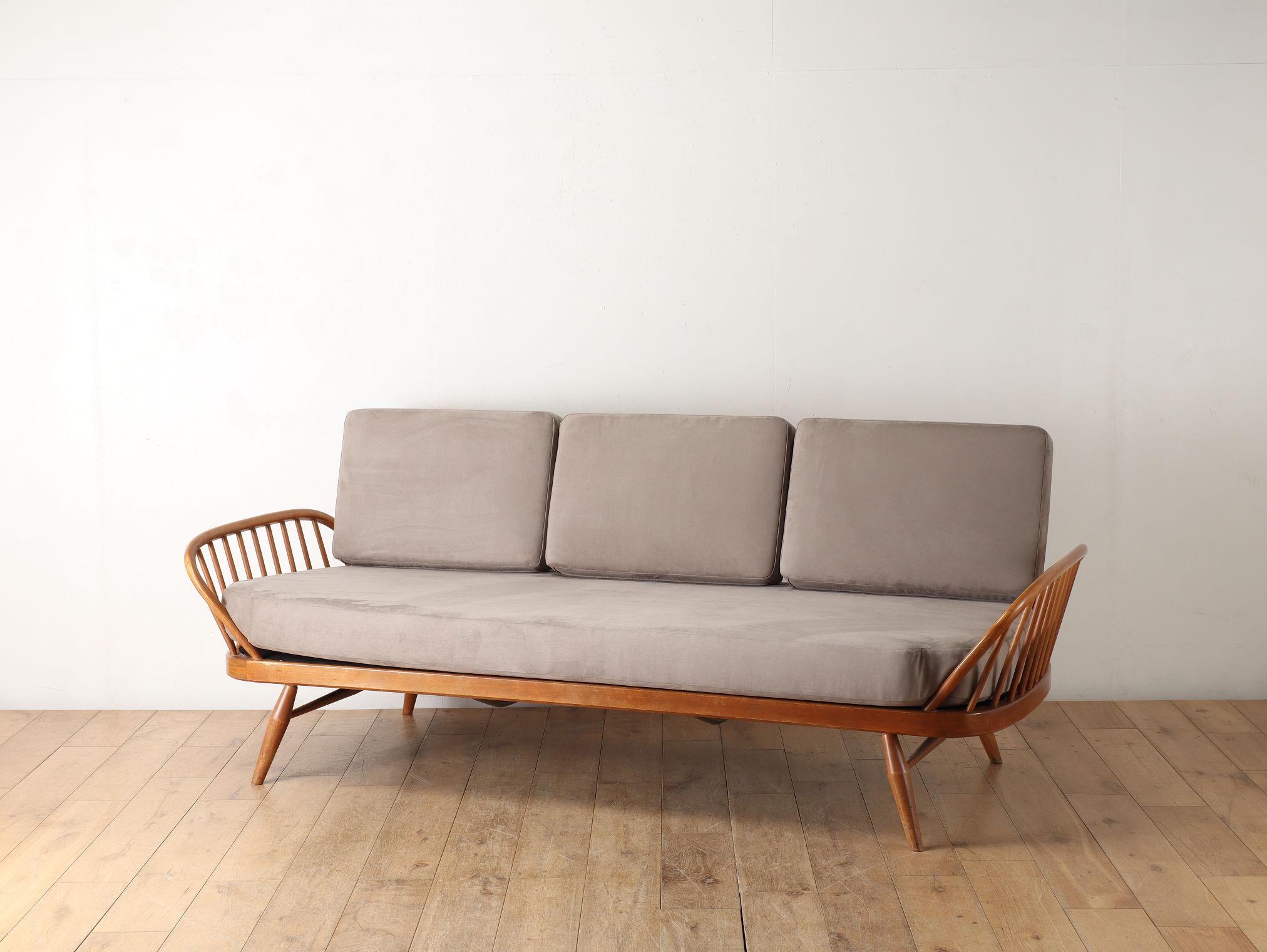 Divano Studio Ercol Daybed.
Divano daybed disegnato da Lucian Ercolani e prodotto da Ercol in Inghilterra.Realizzato in olmo e faggio.Questo prodotto può essere utilizzato in tre modi diversi, ad esempio rimuovendo lo schienale.Le fodere dei cuscini