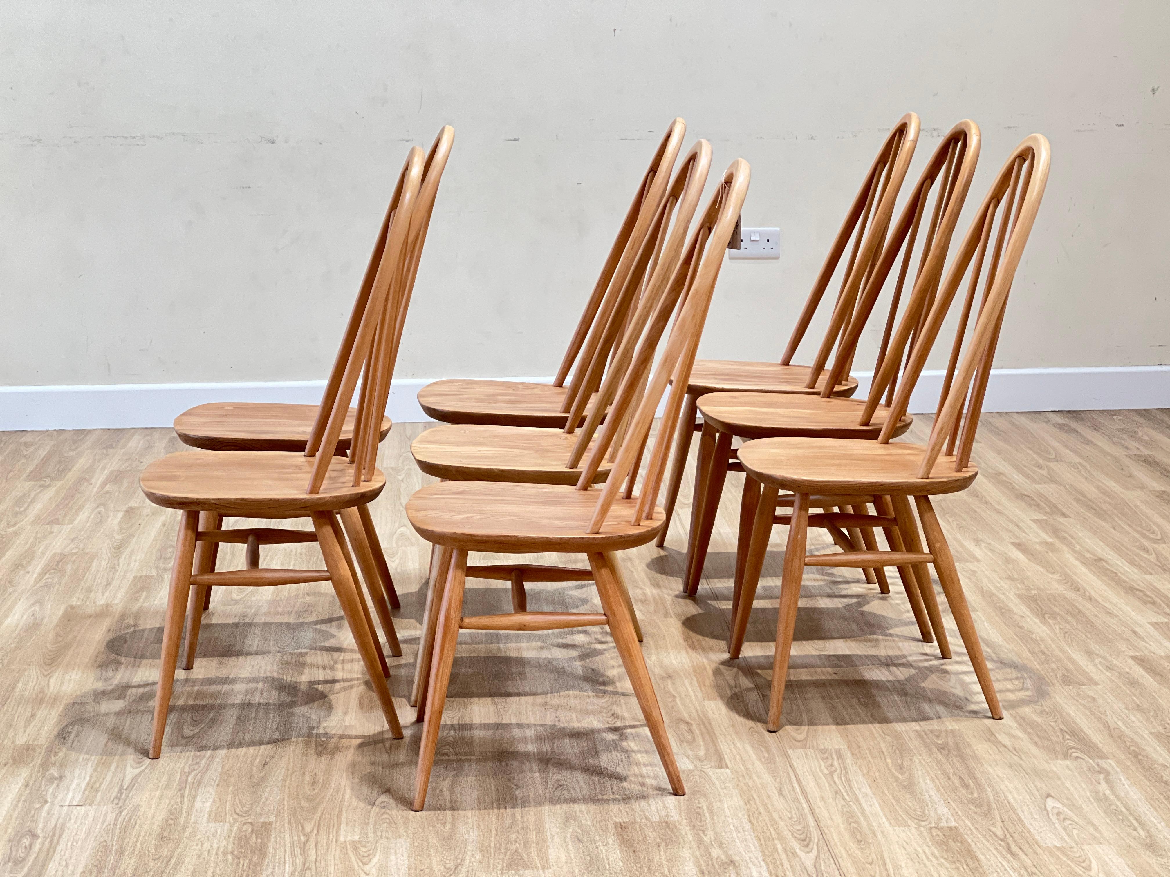 Diese Stühle wurden in den 1960er Jahren von Luciano Ercoloni in England entworfen. Sie sind Teil der Windsor Collection, die für ihre zeitlose Schönheit und ihre handwerkliche Qualität bekannt ist. Die Stühle werden in Handarbeit aus hochwertigem