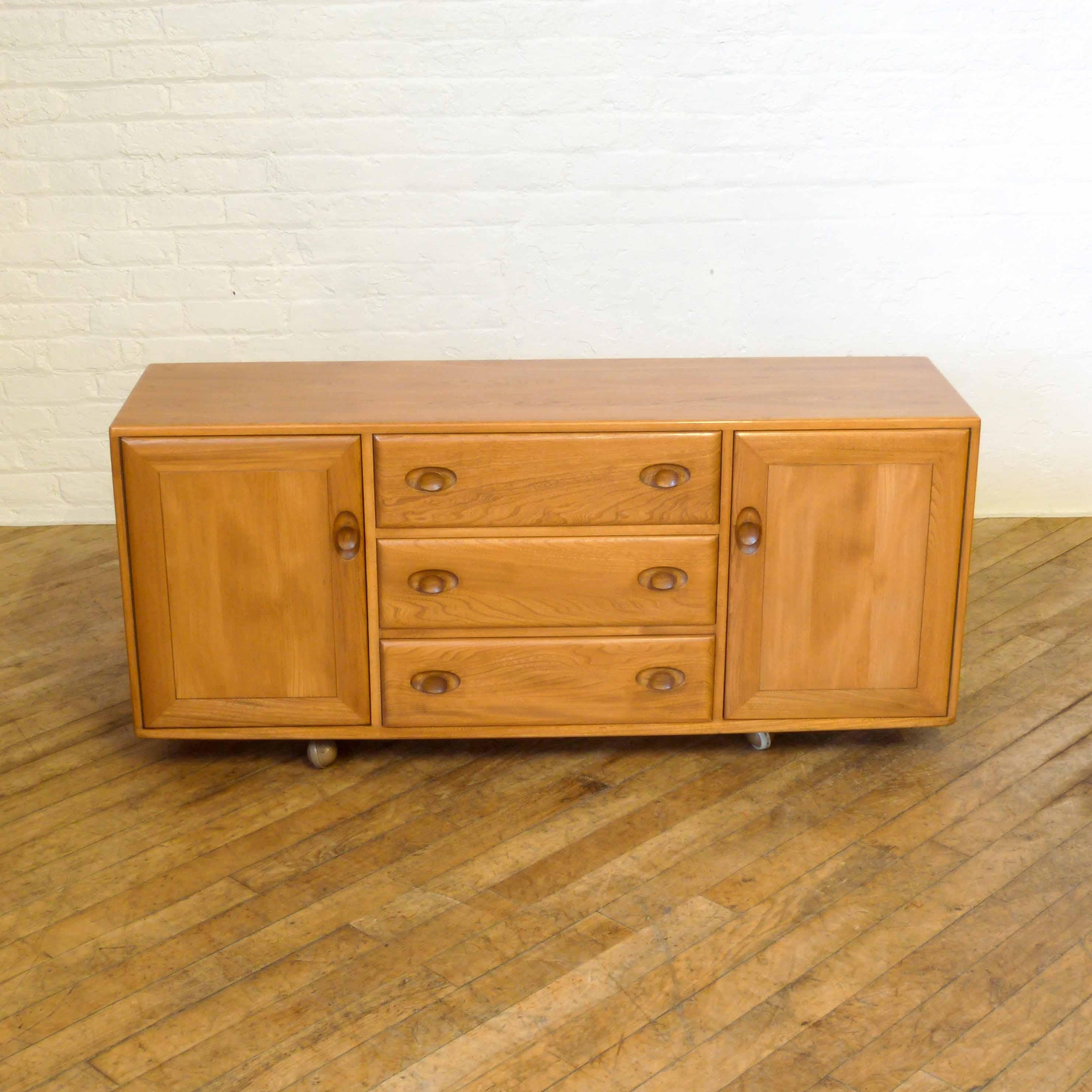 Ercol Elm Sideboard In Good Condition In Manchester, GB