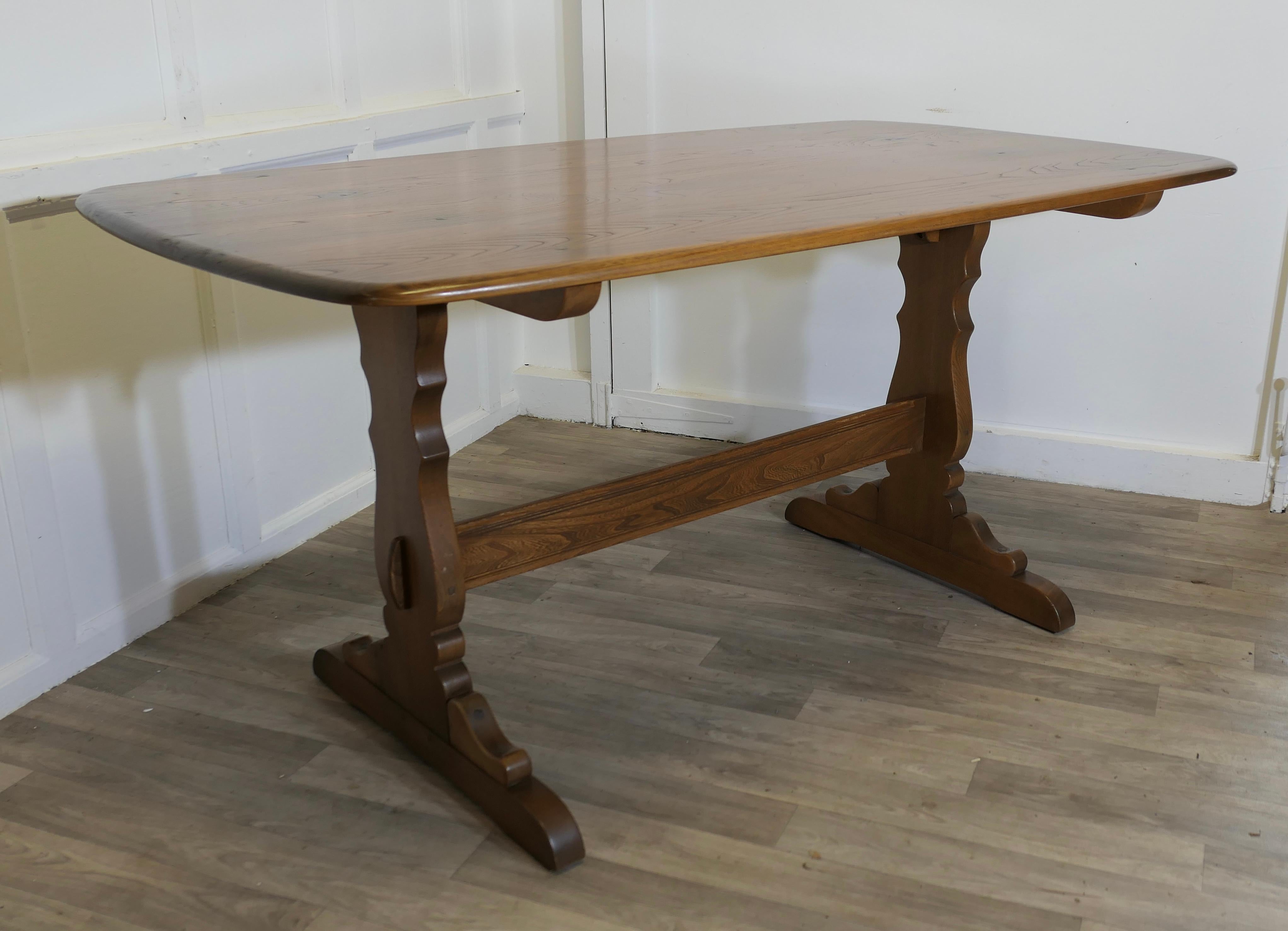 Ercol Golden Elm Refectory Dining Table  This is a Superb piece it is a good qua In Good Condition For Sale In Godshill, Isle of Wight