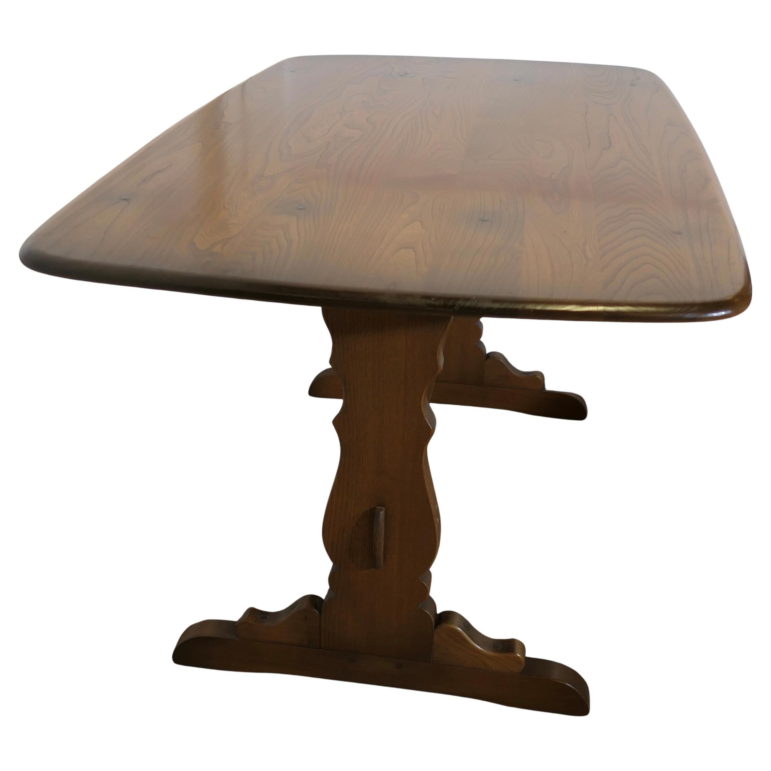 Table de réfectoire Ercol Golden Elm  C'est une pièce superbe, c'est une bonne qua