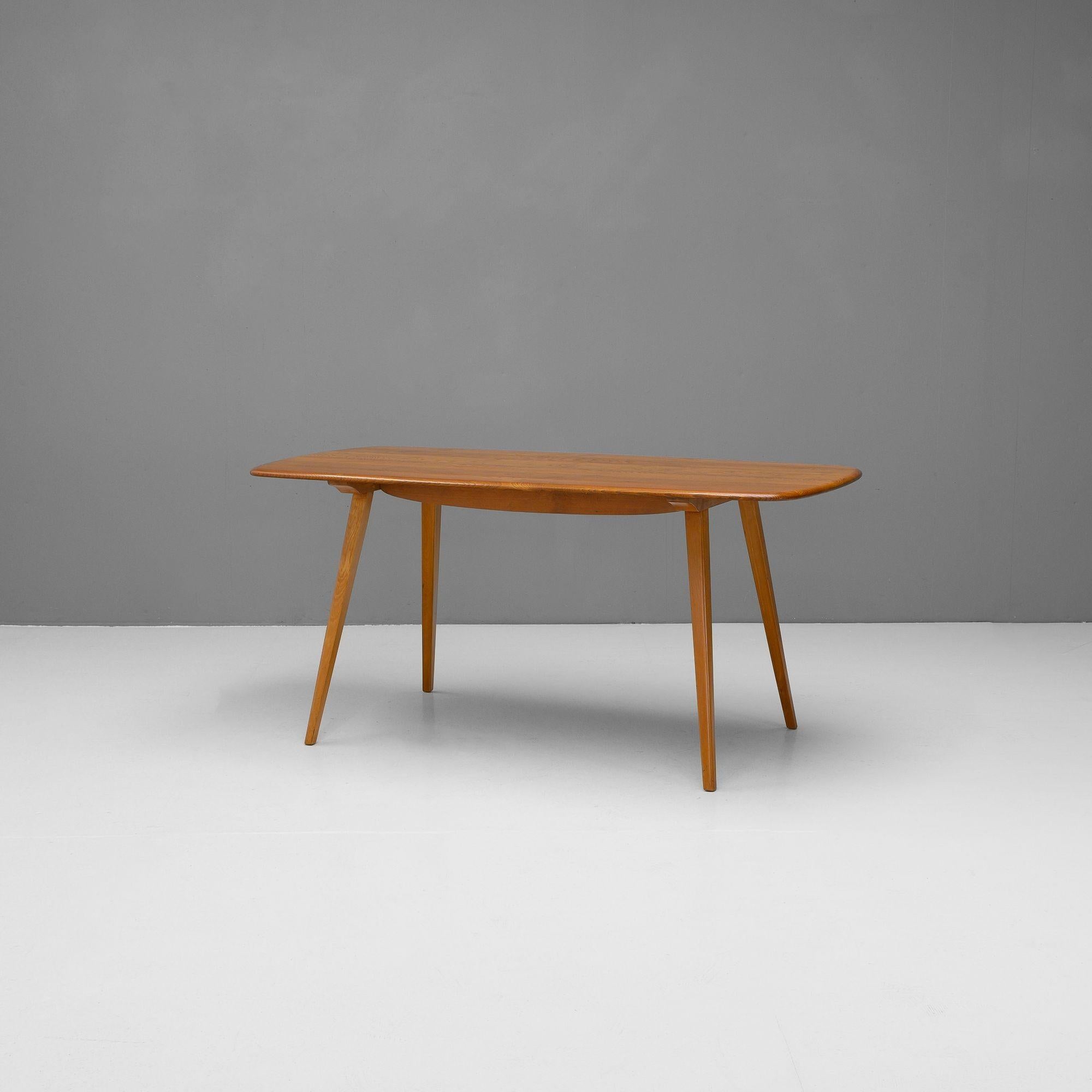 Tavolo da pranzo Ercol Plank a sei posti con piano in olmo massiccio e gambe in Beeche. Un bel motivo di venature. Rifinito. Conserva l'etichetta blu originale.
K.K. circa 1960.
H 71cm (AH 69cm) x L 152cm x P 76cm
Contattaci per un preventivo di