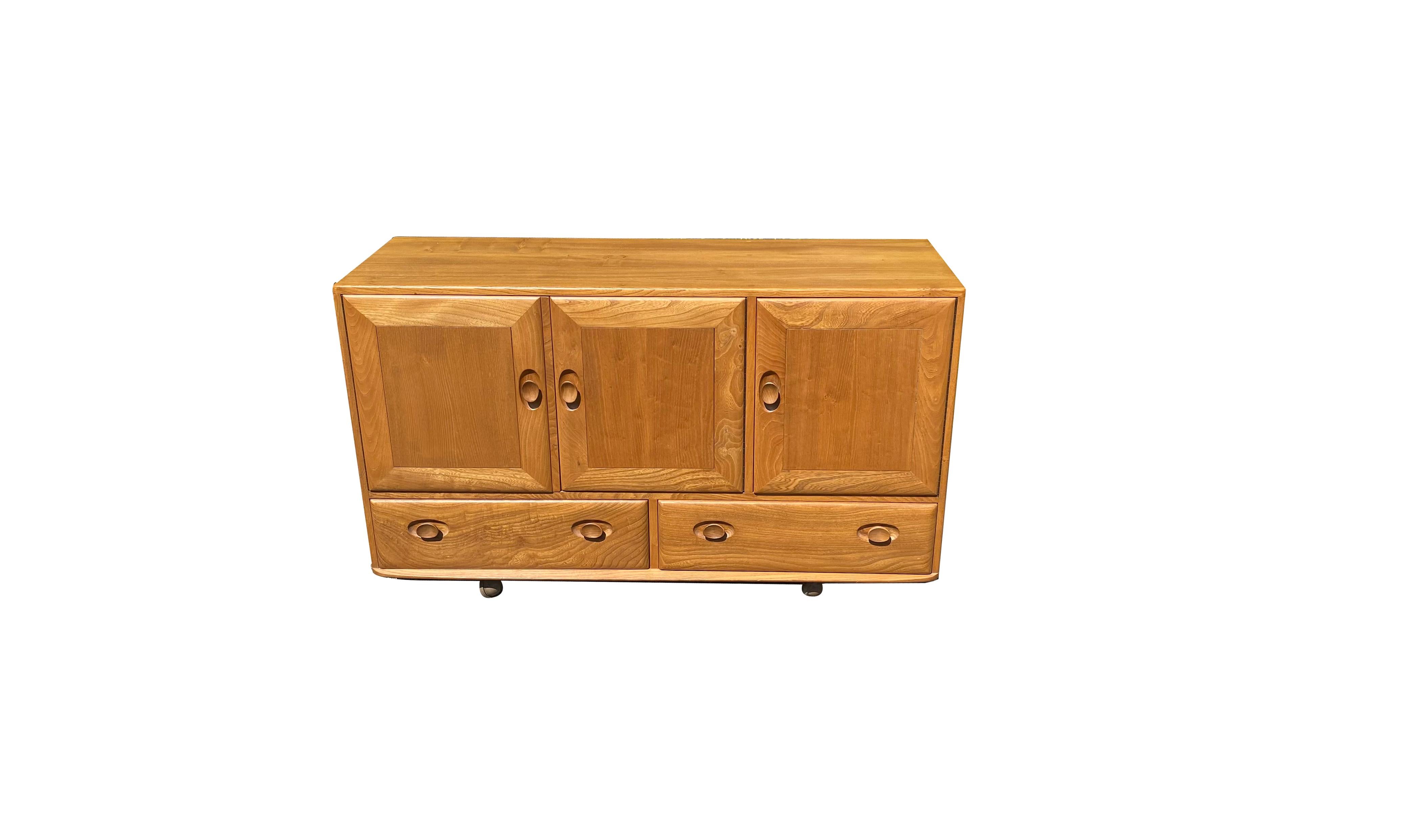 Ercol Sideboard aus den 1970er Jahren in fabelhaftem Zustand. Durchgehend original, einschließlich leichtgängiger Rollen, Besteckschublade und seltener Originallackierung.
Aus einem blitzsauberen, kinder- und haustierfreien Haus und sehr gut