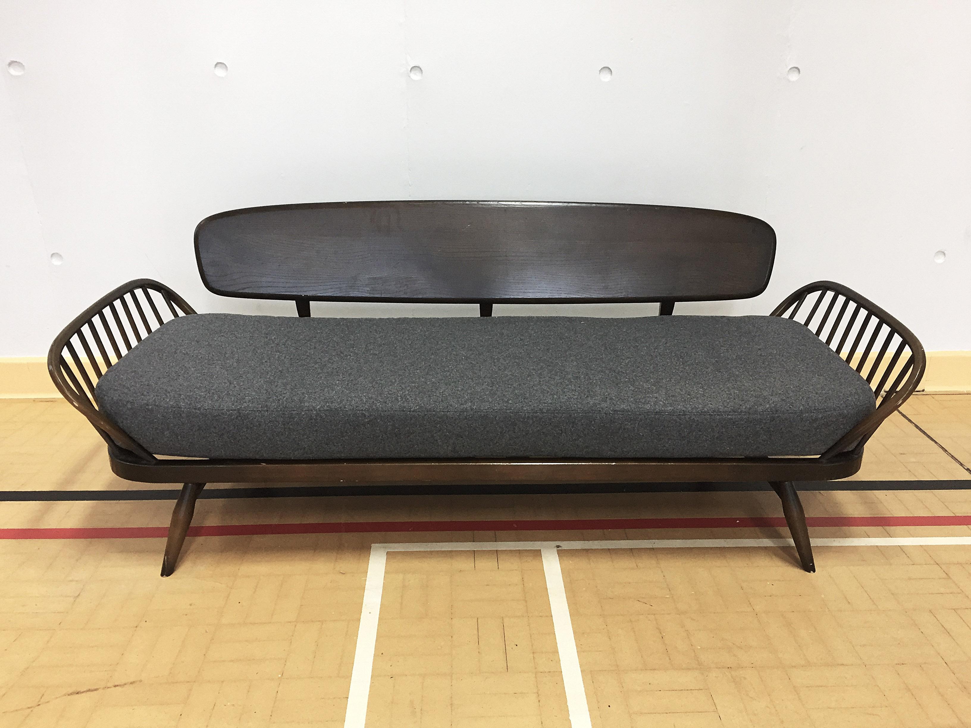Mid-Century Ercol Sofa Daybed Reupholstered in Grey Wool, Vintage  In Good Condition In London, GB