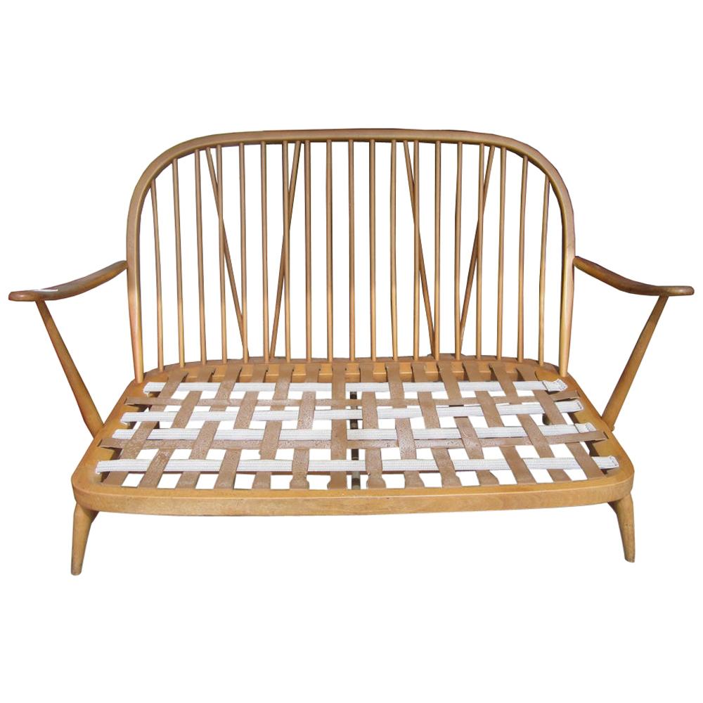 Ercol Spindellehne Settee und Lounge Chair Set