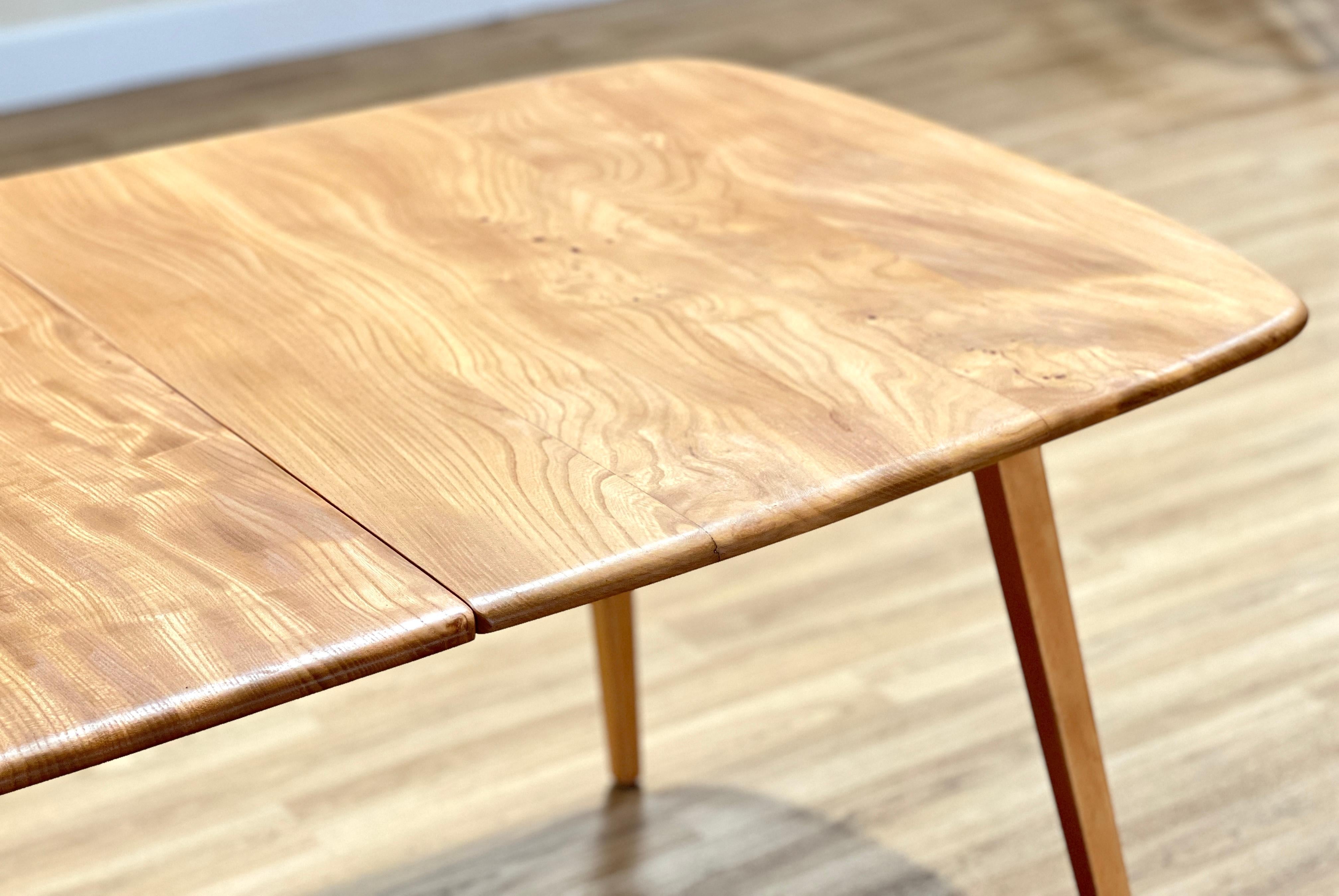 Dieser atemberaubende ausziehbare Esstisch wurde von dem britischen Möbelhersteller Ercol in Handarbeit gefertigt und von Lucian Ercoloni entworfen.

Der ausziehbare Esstisch aus der Mitte des Jahrhunderts ist ein elegantes und funktionelles