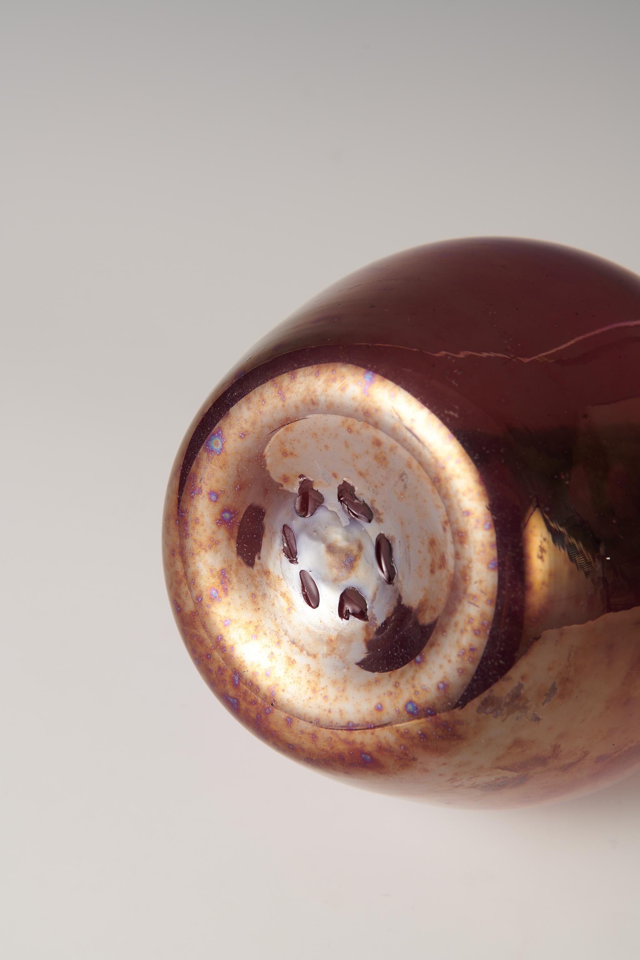 
Rare vase en verre soufflé à surface irisée
Ercol Barovier pour Vetreria Artistica Barovier & C, 1925 env.
Pontil à 6 pointes
Excellent état

littérature : Art of the Barovier : Glassmakers in Murano 1866-1972, Barovier, pg. 31, no. 4 illustre