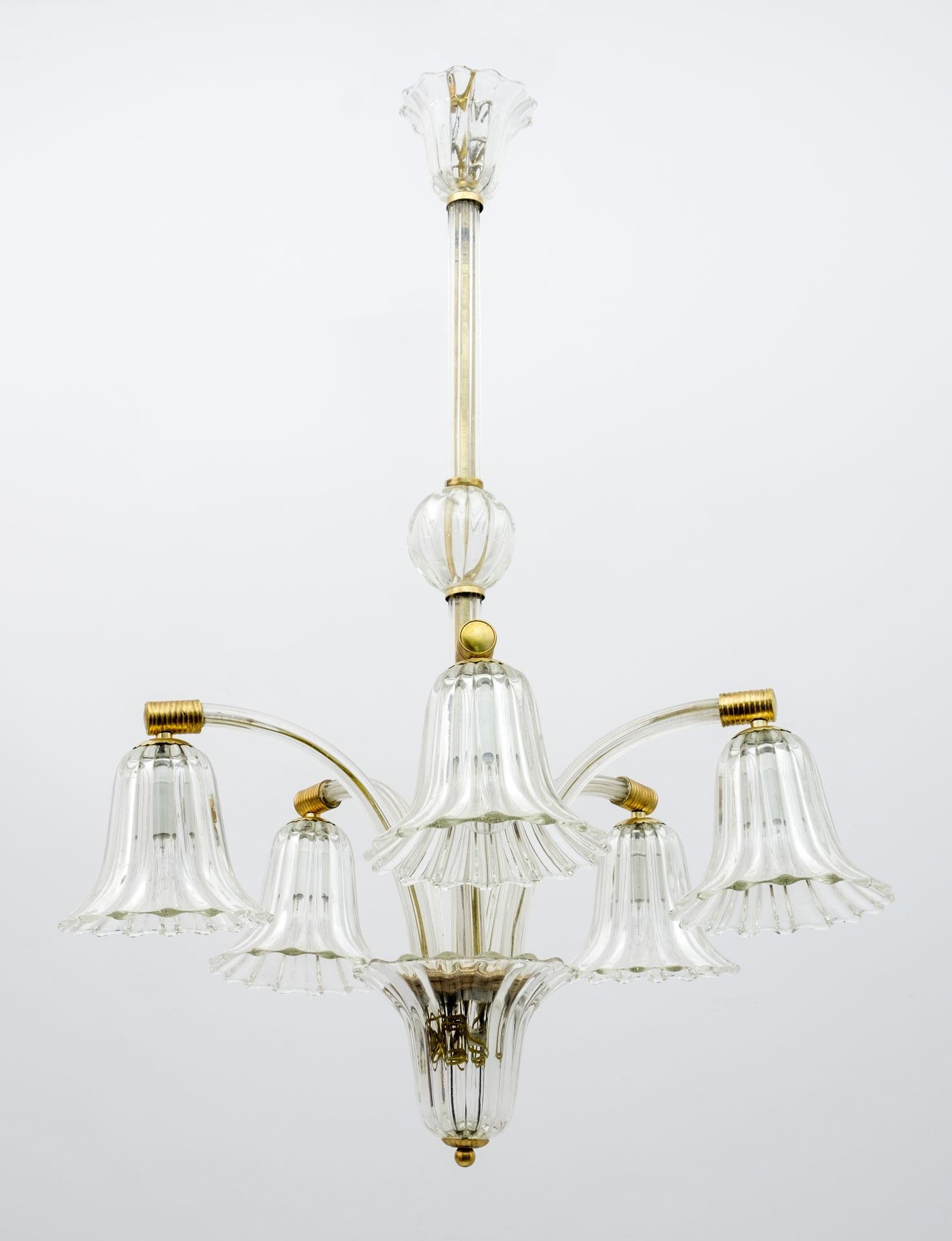 This five-light chandelier was designed and produced by Ercole Barovier in the 1940s, it is made of Murano glass and brass.
Completely cleaned, polished and with a new electrical system, ready to furnish your home.

The Barovier artistic glassworks
