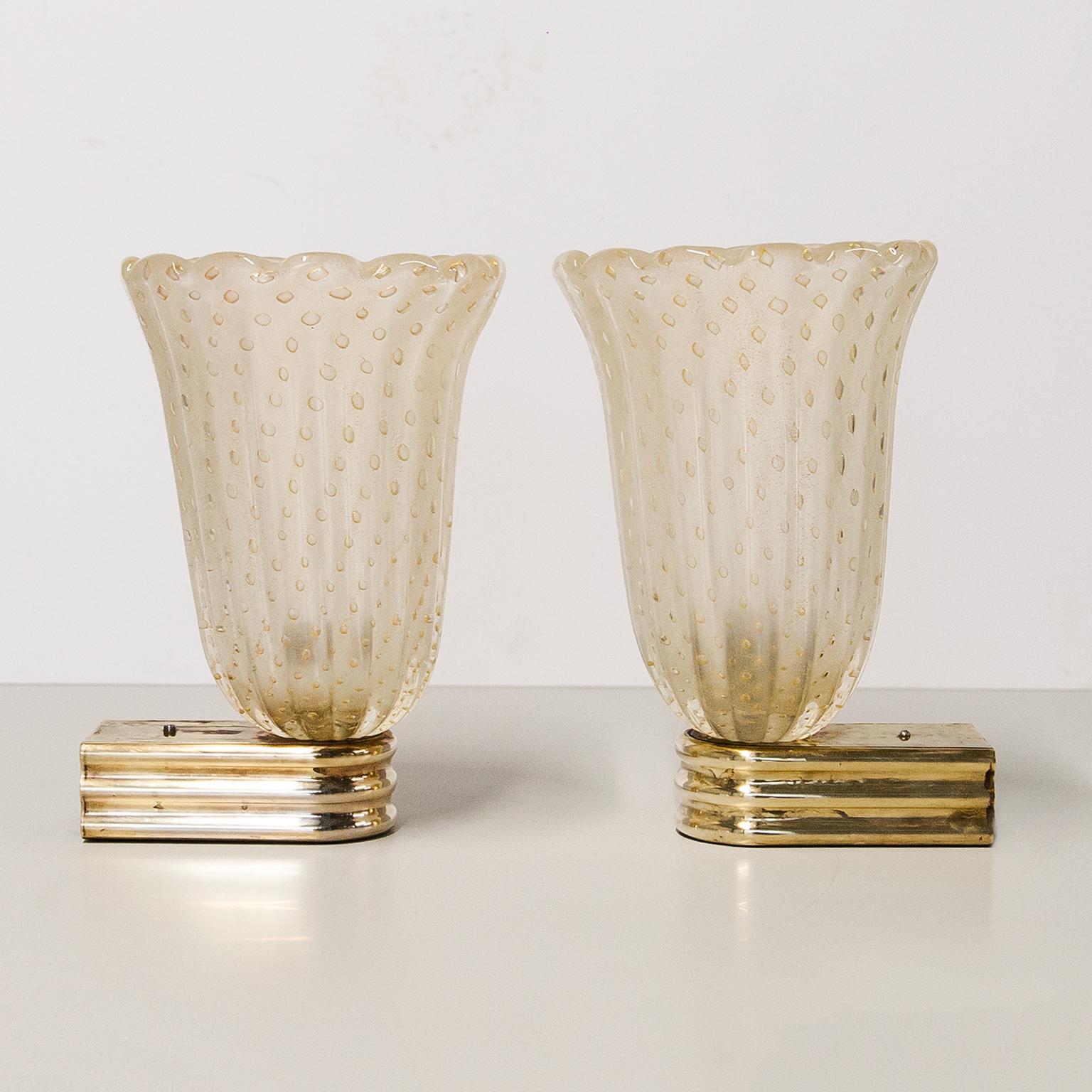 Rare and authentic large pair of Italian Art Deco wall lights (1930-1940) deigned by Ercole Barovier for the House of BAROVIER in Venice (Murano). These sconces are designed in the pulegoso technique, with real gold flitters in the Murano glass und