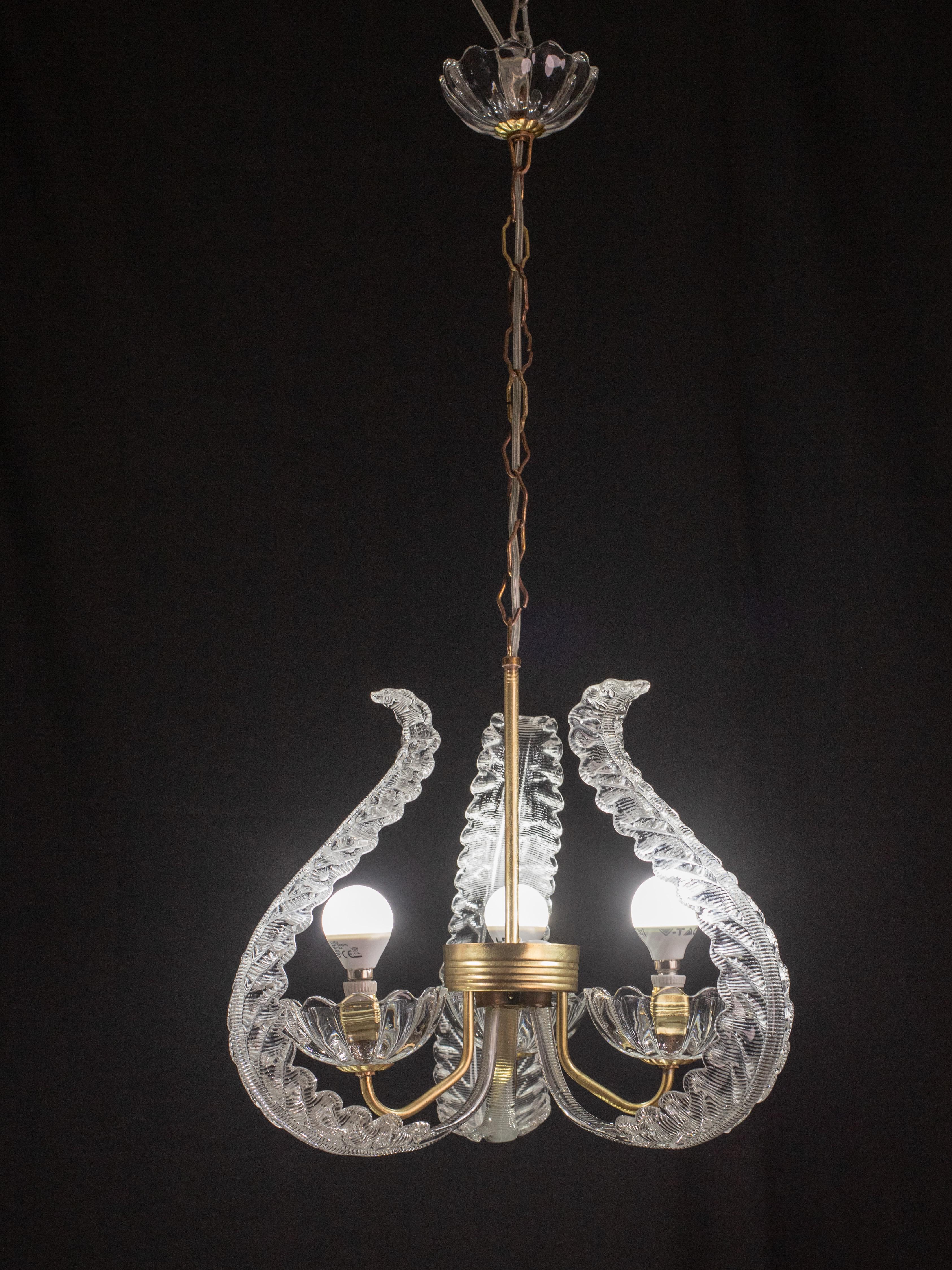 Pretty Murano chandelier attributed to Ercole Barovier special for decorating any kind of space.

The chandelier consists of 3 cups with three light points (e14) embellished with three large leaves,. there is also a glass rosette.

The light