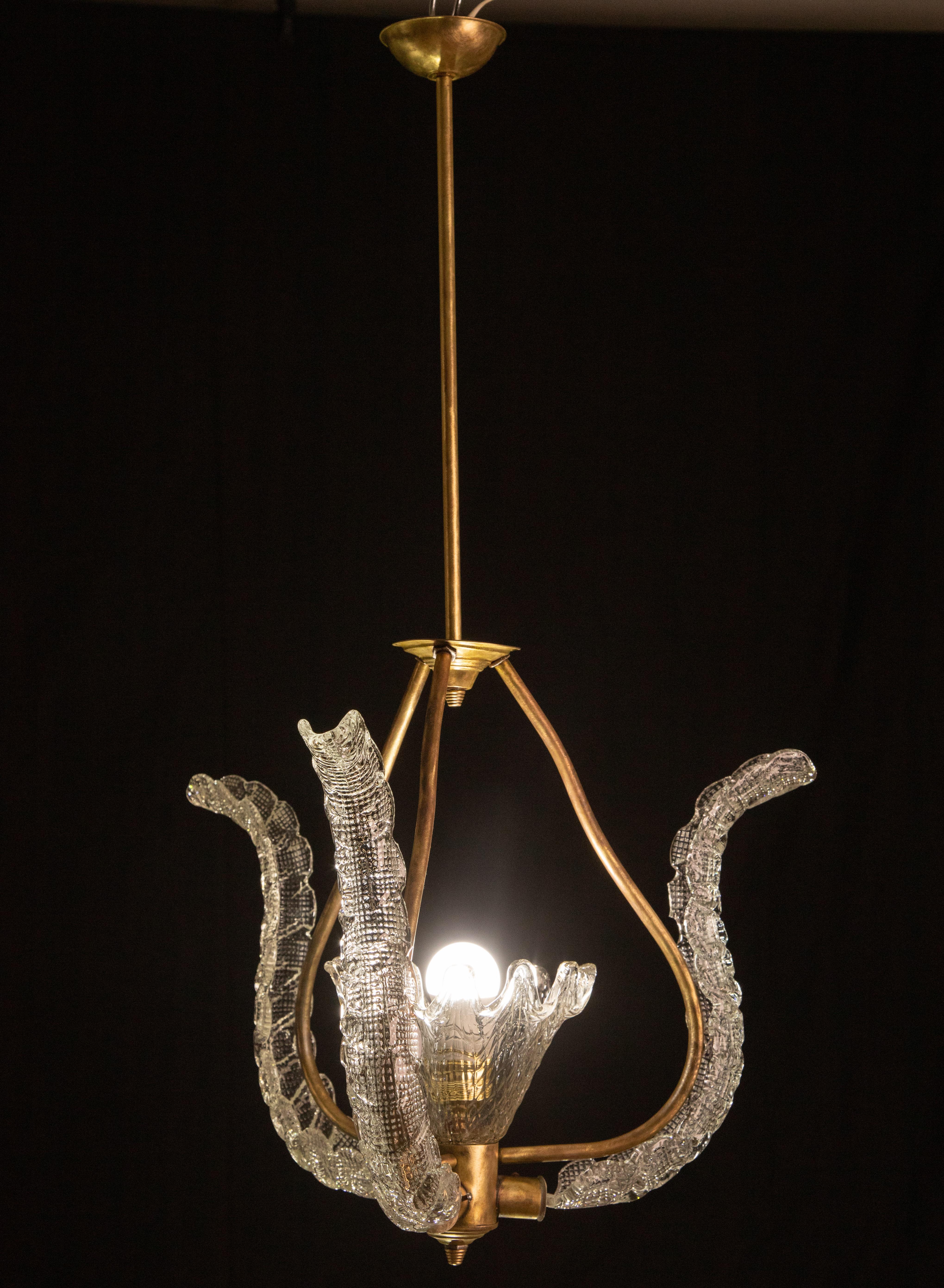 Pretty Murano chandelier attributed to Ercole Barovier special for decorating any kind of space.

The chandelier consists of 3 leaves and a glass element with an e27 light at the base.

One of the 3 leaves has an imperfection not visible to the