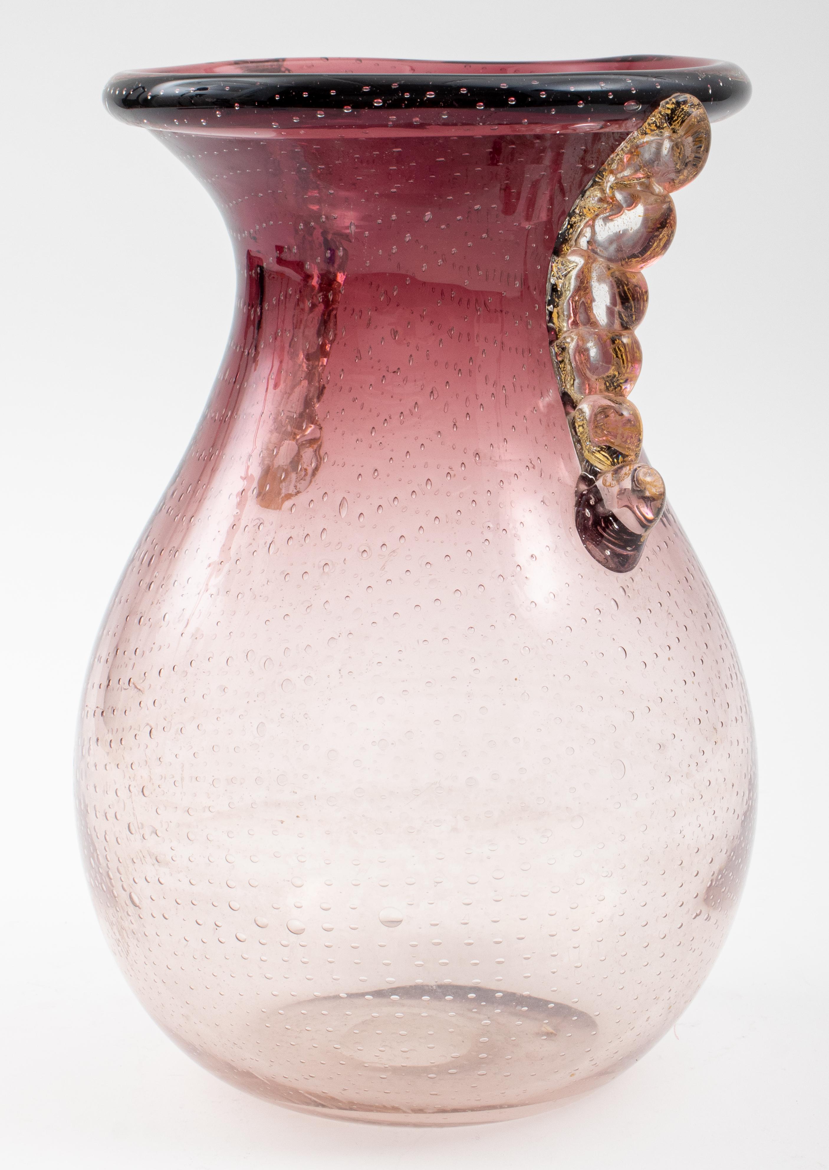 Italian Art Deco Murano art glass vase, attributed to Ercole Barovier (1889-1974) for Barovier & Toso, clear to muddled rose controlled bubble glass with applied gold-flecked glass handles to the sides, circa 1940's. 8.75