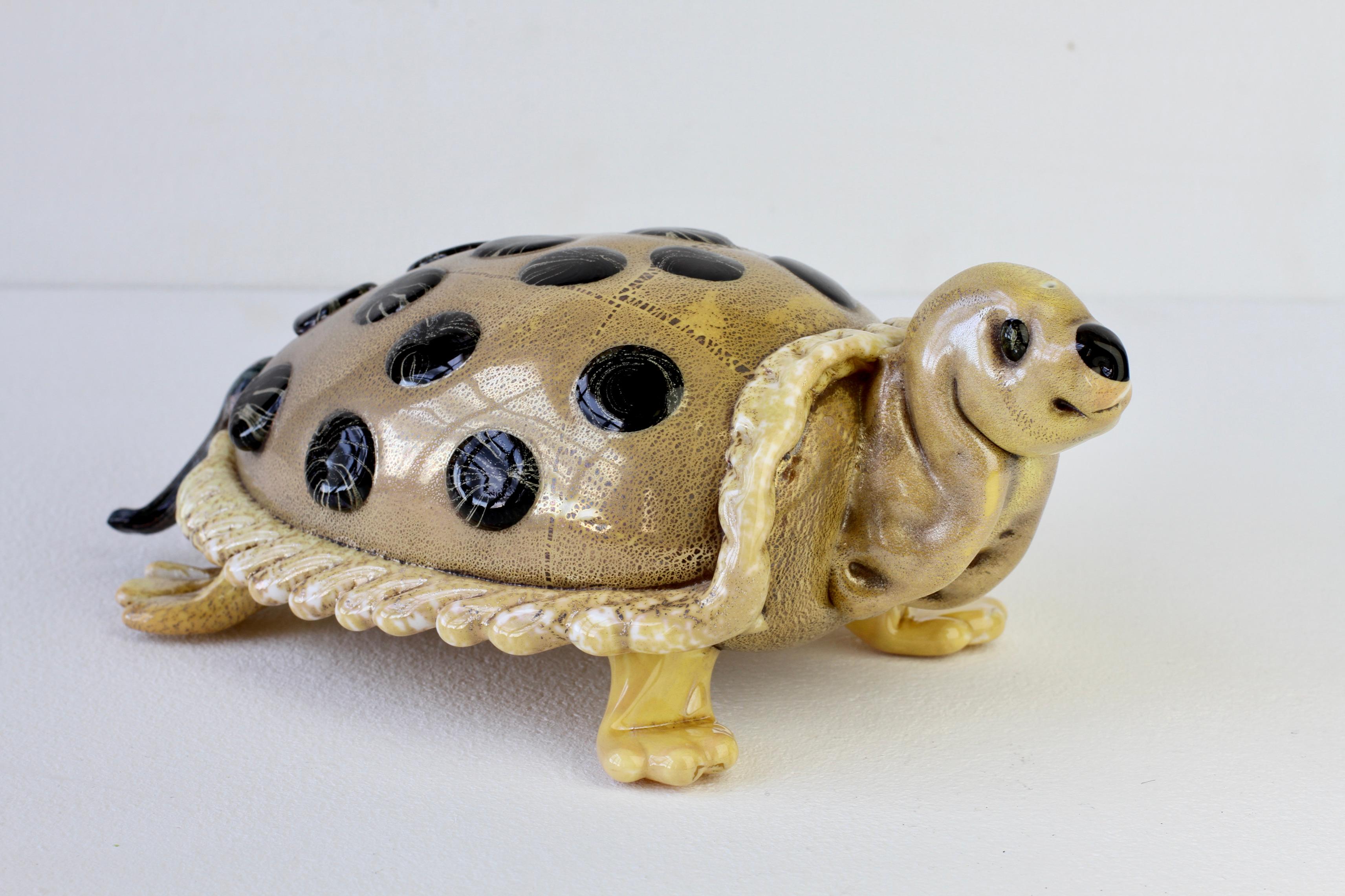 Faszinierendes, fast antikes Stück aus venezianischem Murano-Glas, das Ercole Barovier zugeschrieben wird, ca. 1930/1940er Jahre. Diese eher ungewöhnlich aussehende Schildkröten-Skulptur, die den anderen Tierskulpturen der Primavera-Entwürfe ähnelt,