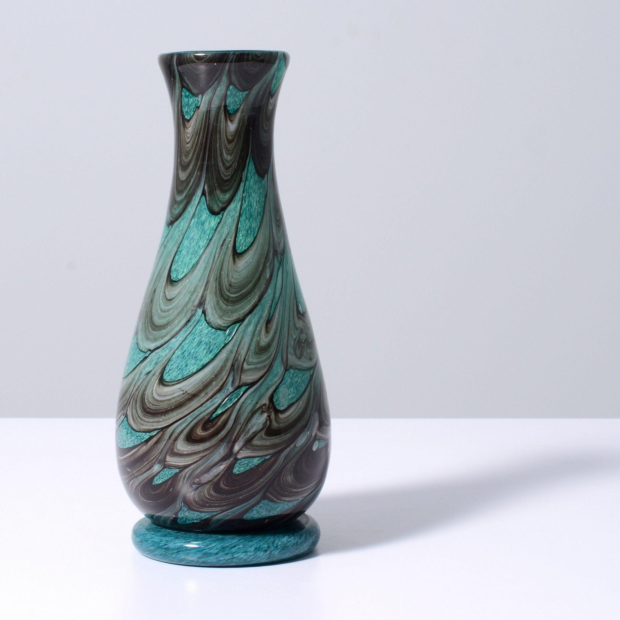 Artista/Diseñador; Fabricante: Ercole Barovier (italiano, 1889-1974); Barovier & Toso (Italia)
Marca(s); notas: no hay marca(s) aparente(s)
Materiales: vidrio
Dimensiones (Alt., Anch., Prof.): 9,5