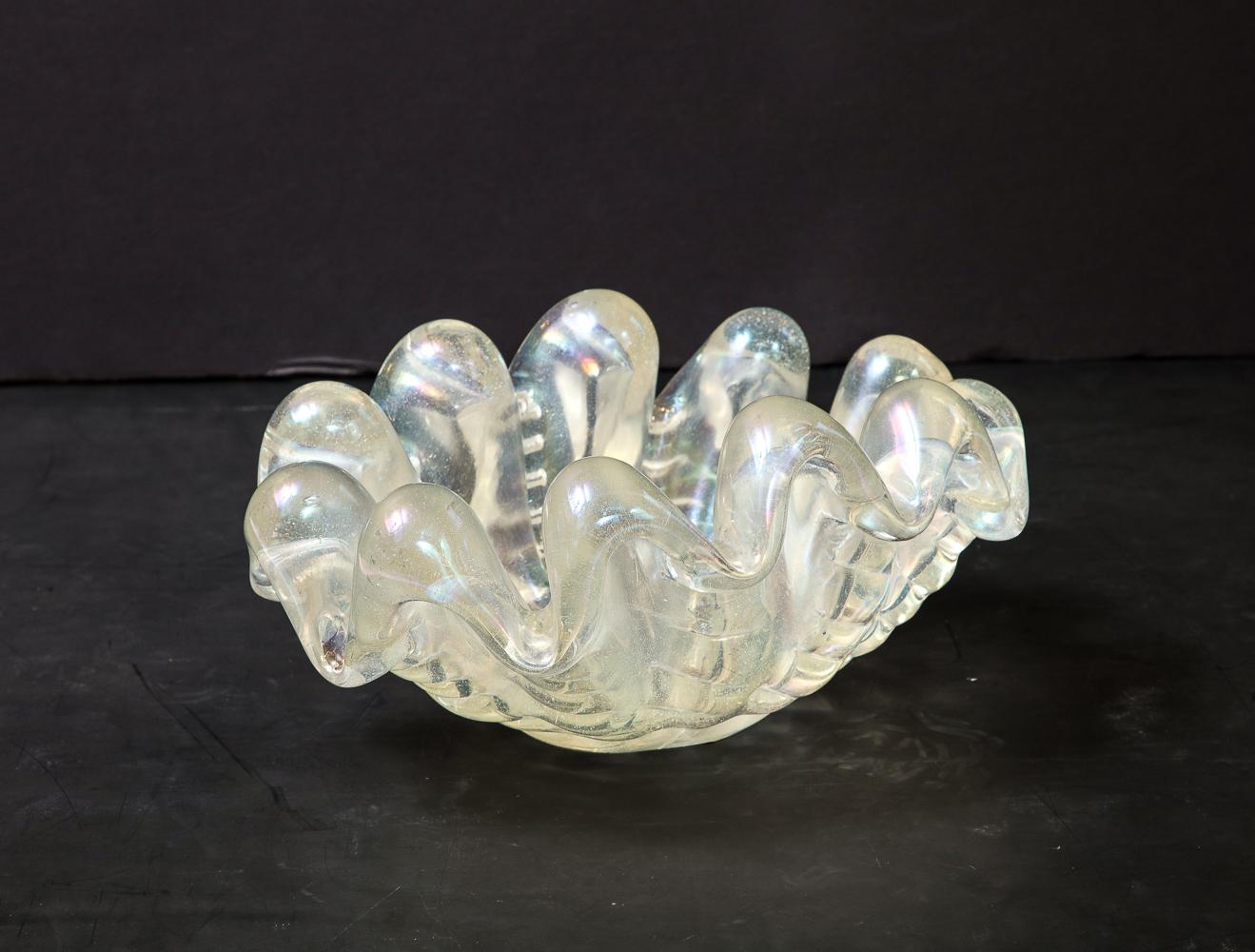 Coupe à grande échelle de la Grosse Costolature d'Ercol Barovier. Verre irisé. Grand bol expressif de la Grosse Costolature en verre de Murano lourd et irisé, avec décor incisé. Design/One Barovier et fabriqué par Barovier&Toso.